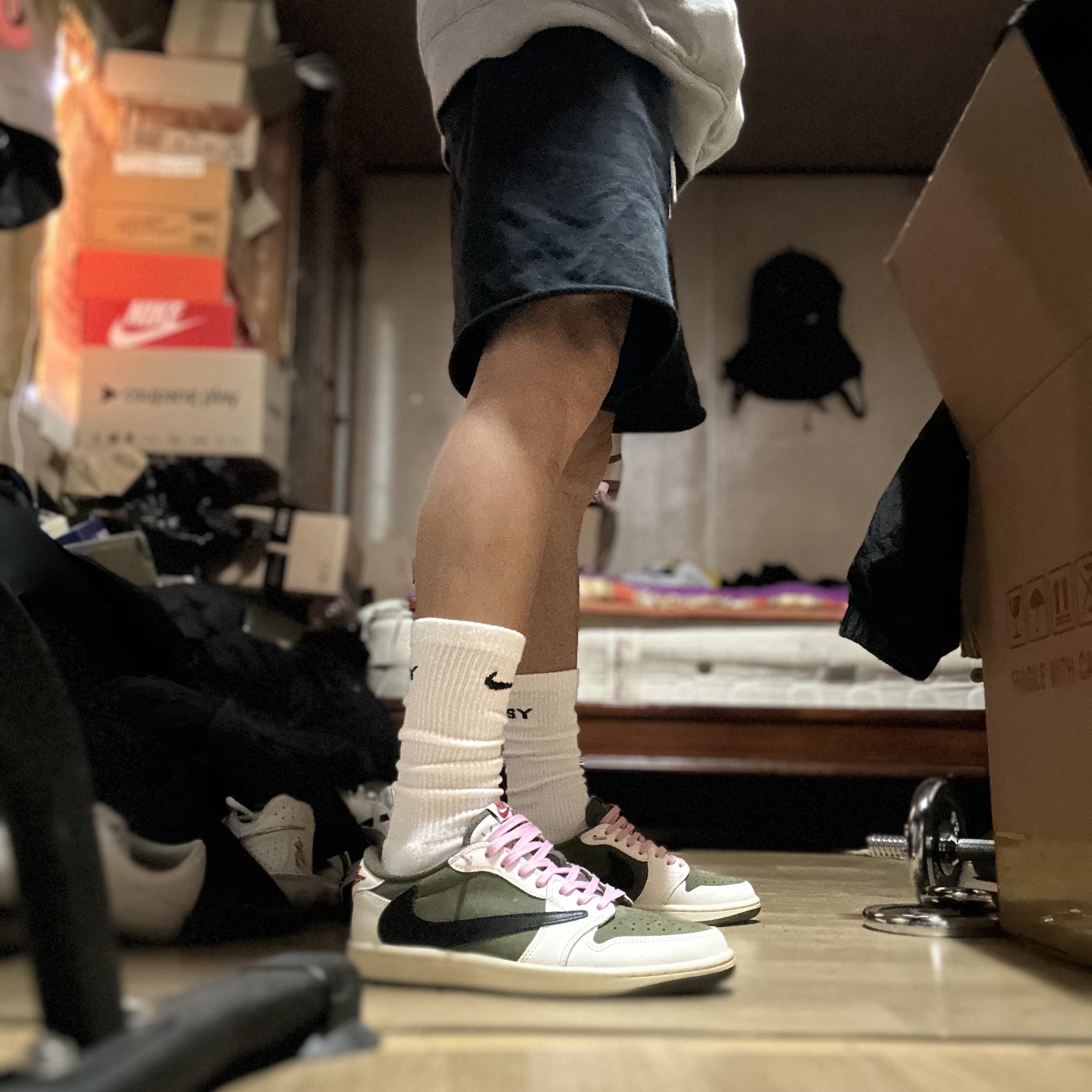 Jordan 1 x Travis Scott Retro Low OG SP Reverse Olive 착용 스타일 - 5