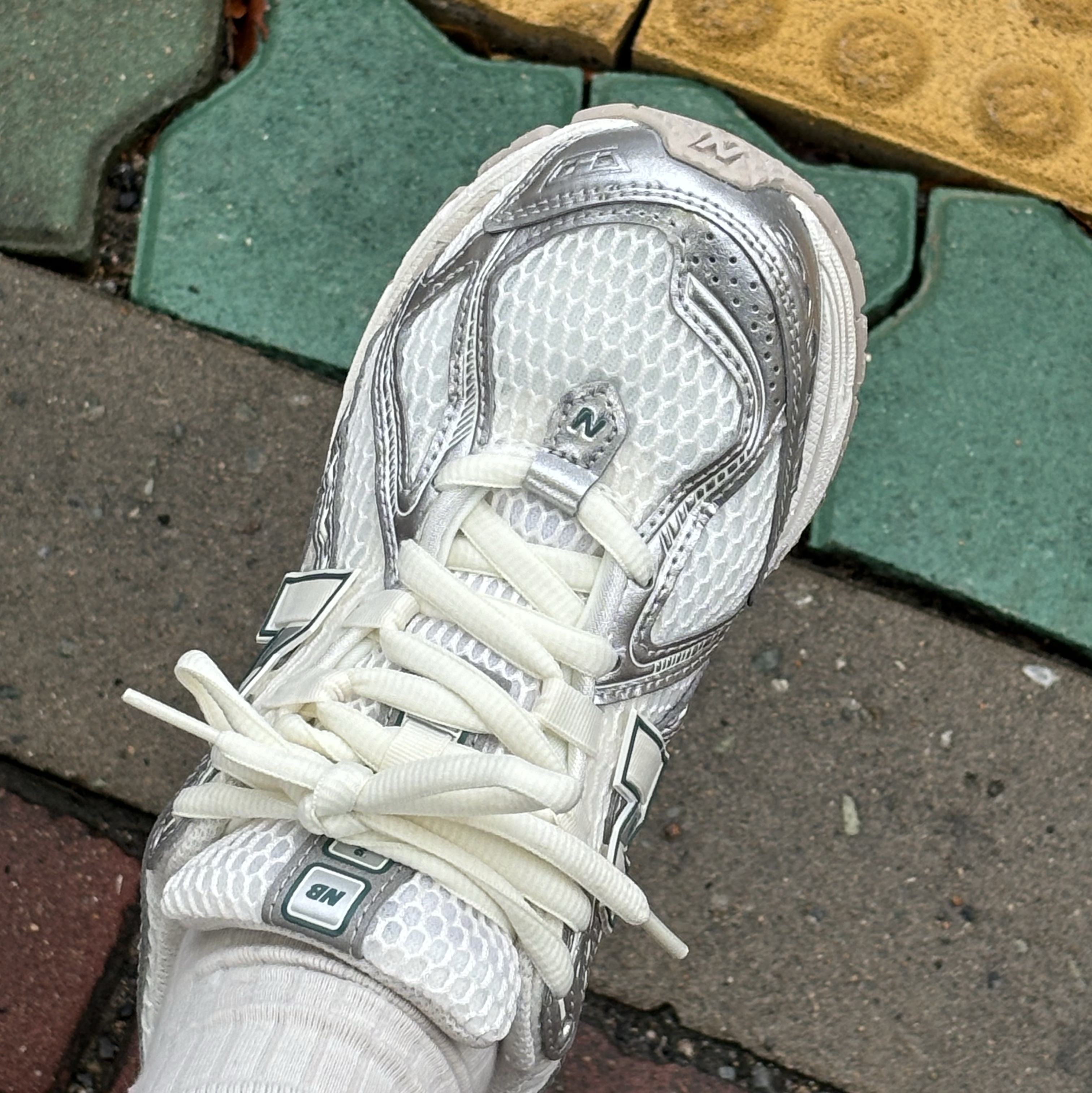 New Balance 1906R Silver Metallic Sea Salt 착용 스타일