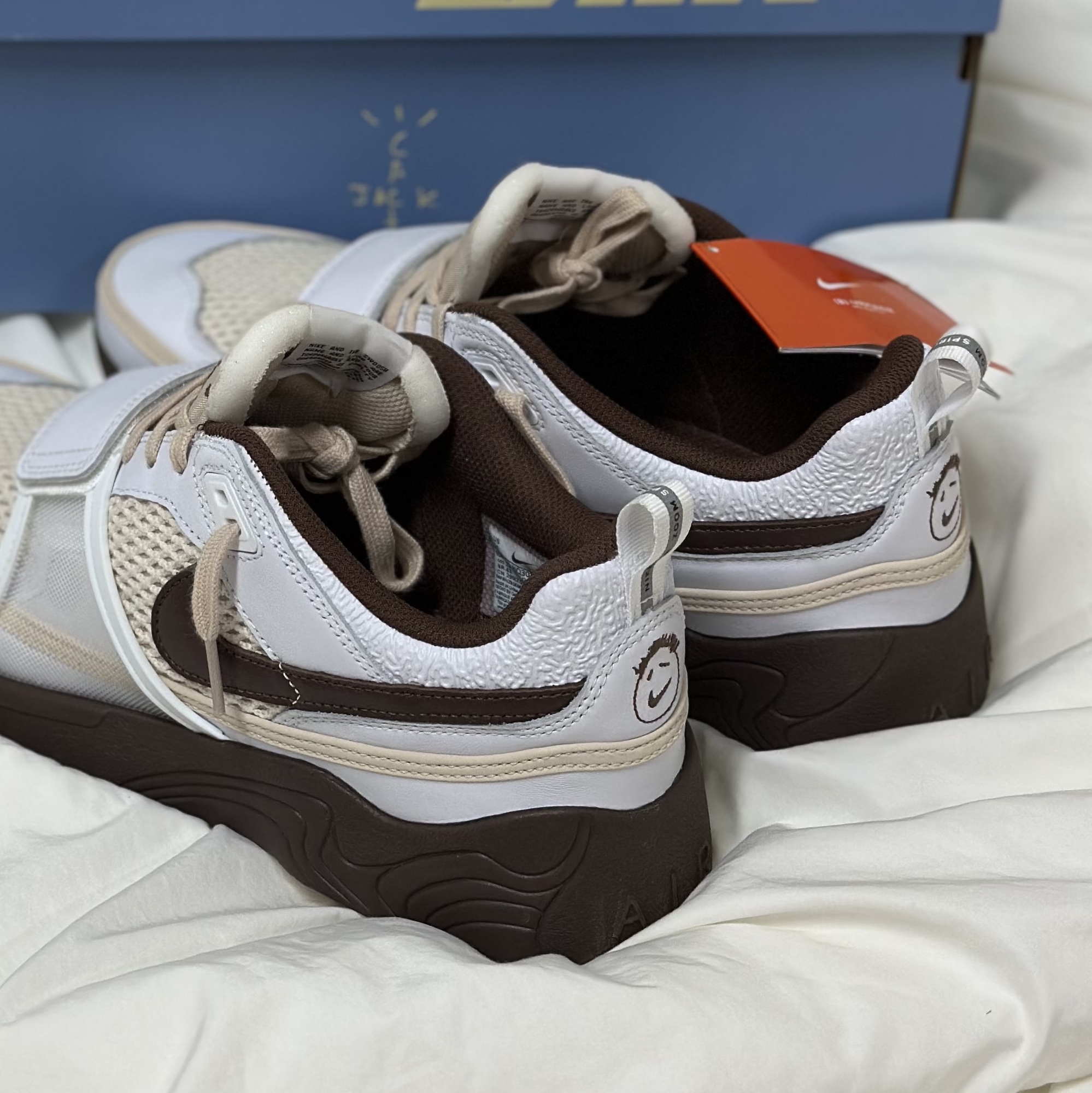 Nike x Travis Scott Zoom Field Jaxx White and Light Chocolate 착용 스타일 - 5