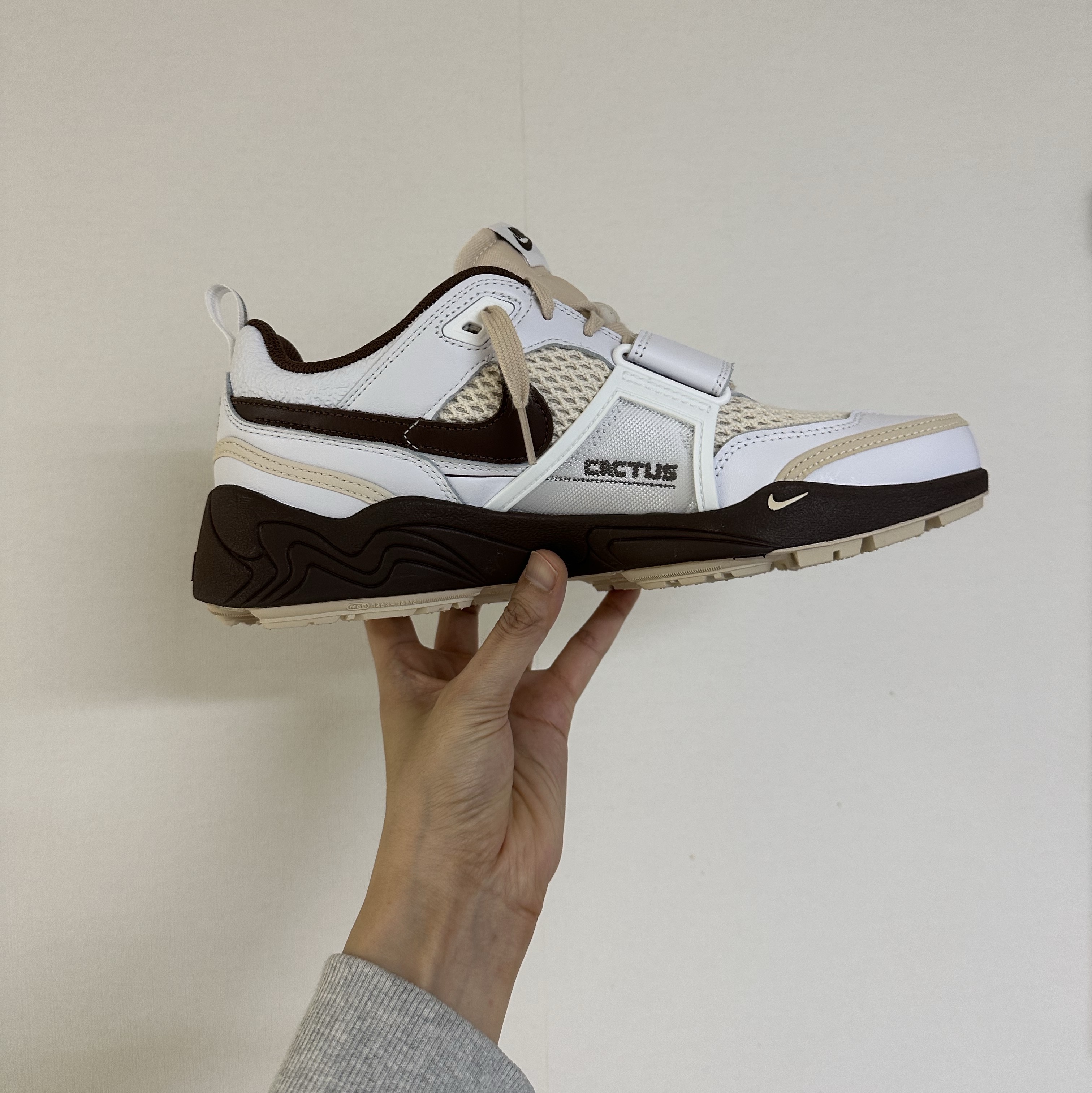 Nike x Travis Scott Zoom Field Jaxx White and Light Chocolate 착용 스타일 - 4