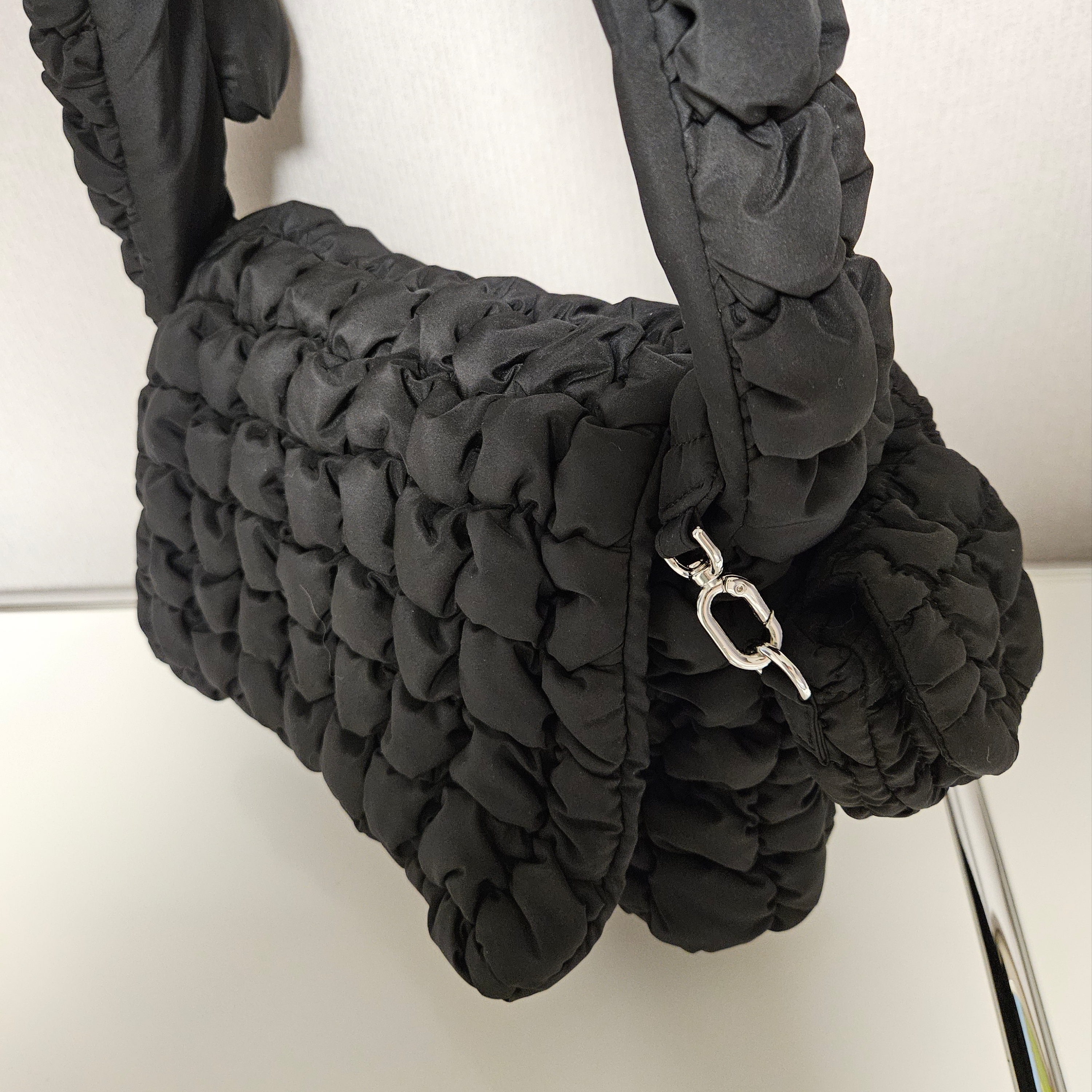 Zara Soft Crossbody Bag Limited Edition Black, COS Quilted Nano Bag Black 착용 스타일 - 2