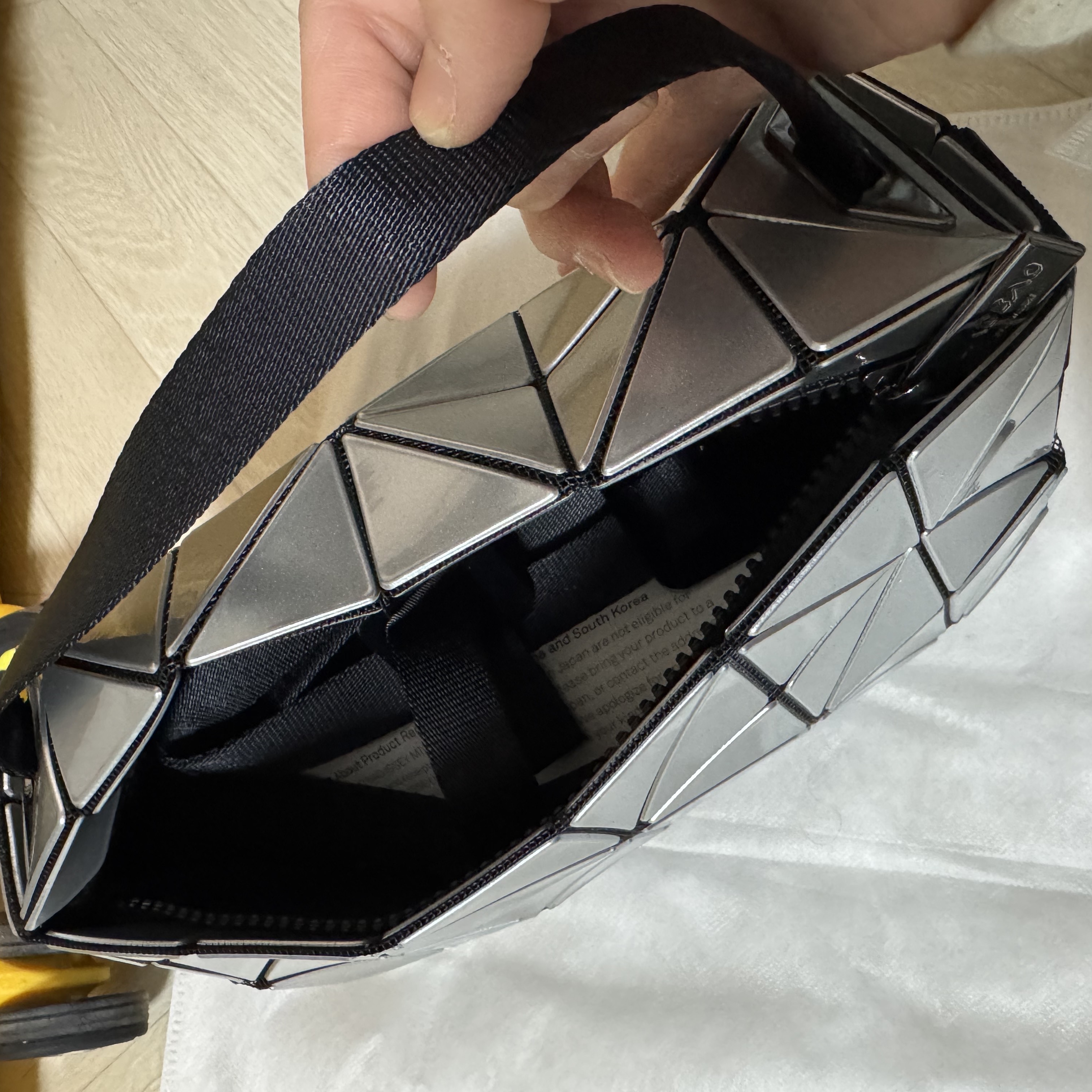 Bao Bao Issey Miyake Carton Crossbody Bag Silver 착용 스타일 - 4