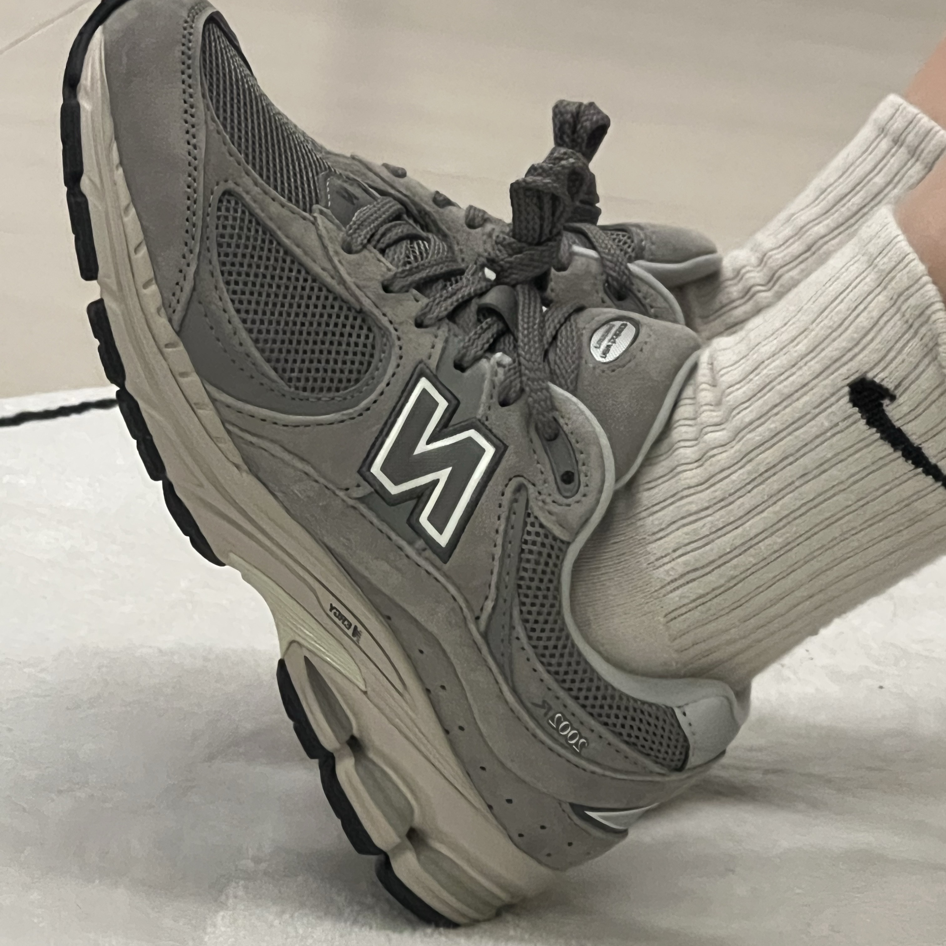 New Balance 2002R Grey 착용 스타일