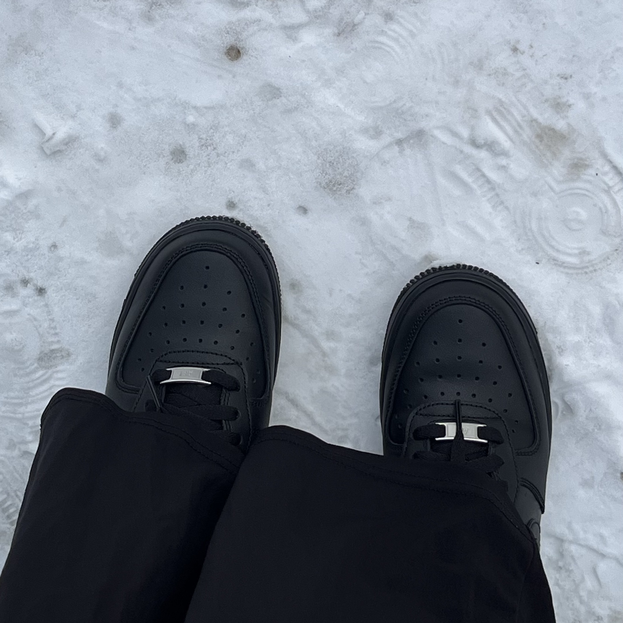 (W) Nike Air Force 1 '07 Low Triple Black 착용 스타일