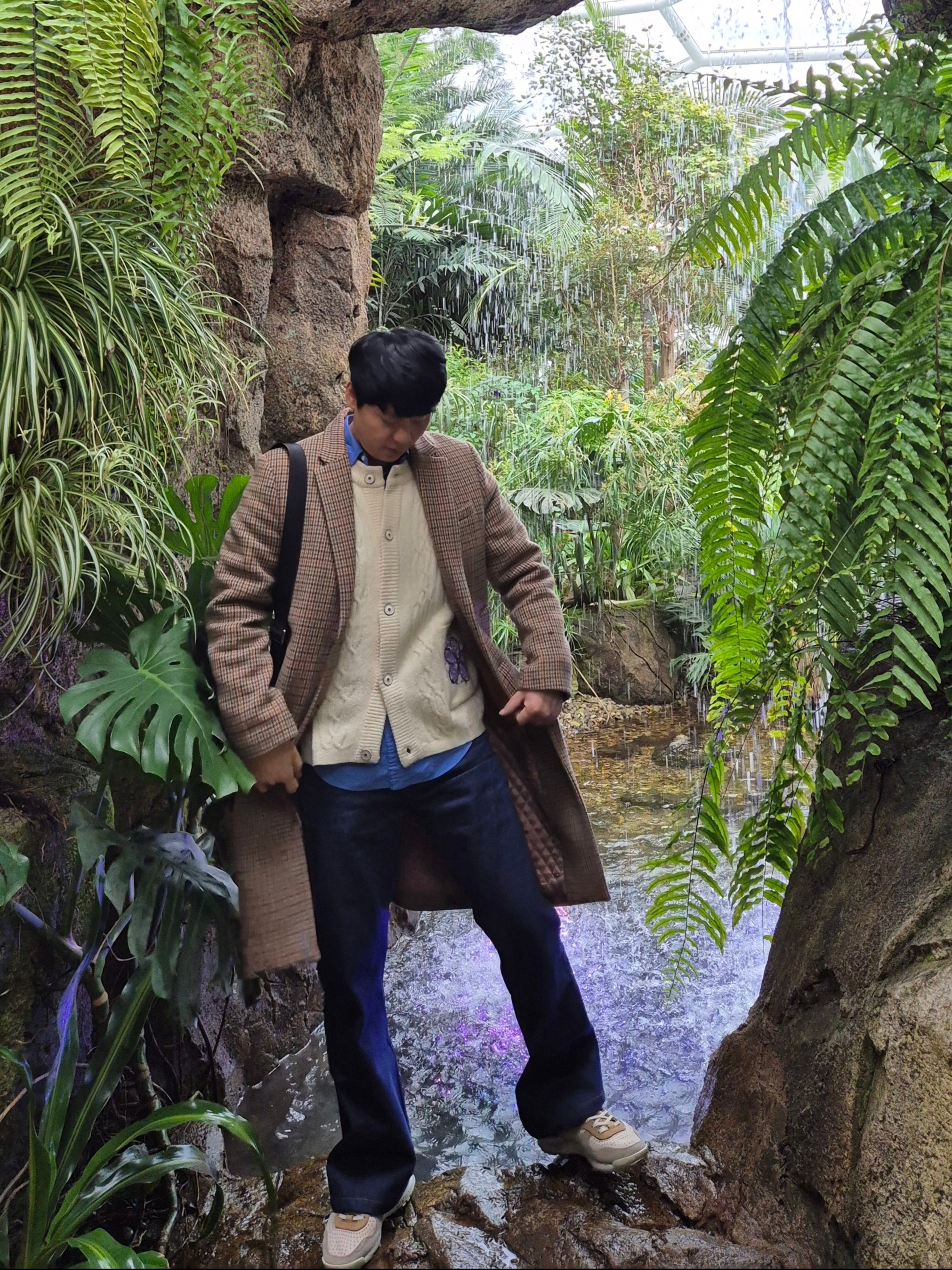AMI Flared Fit Jeans Indigo 착용 스타일 - 4