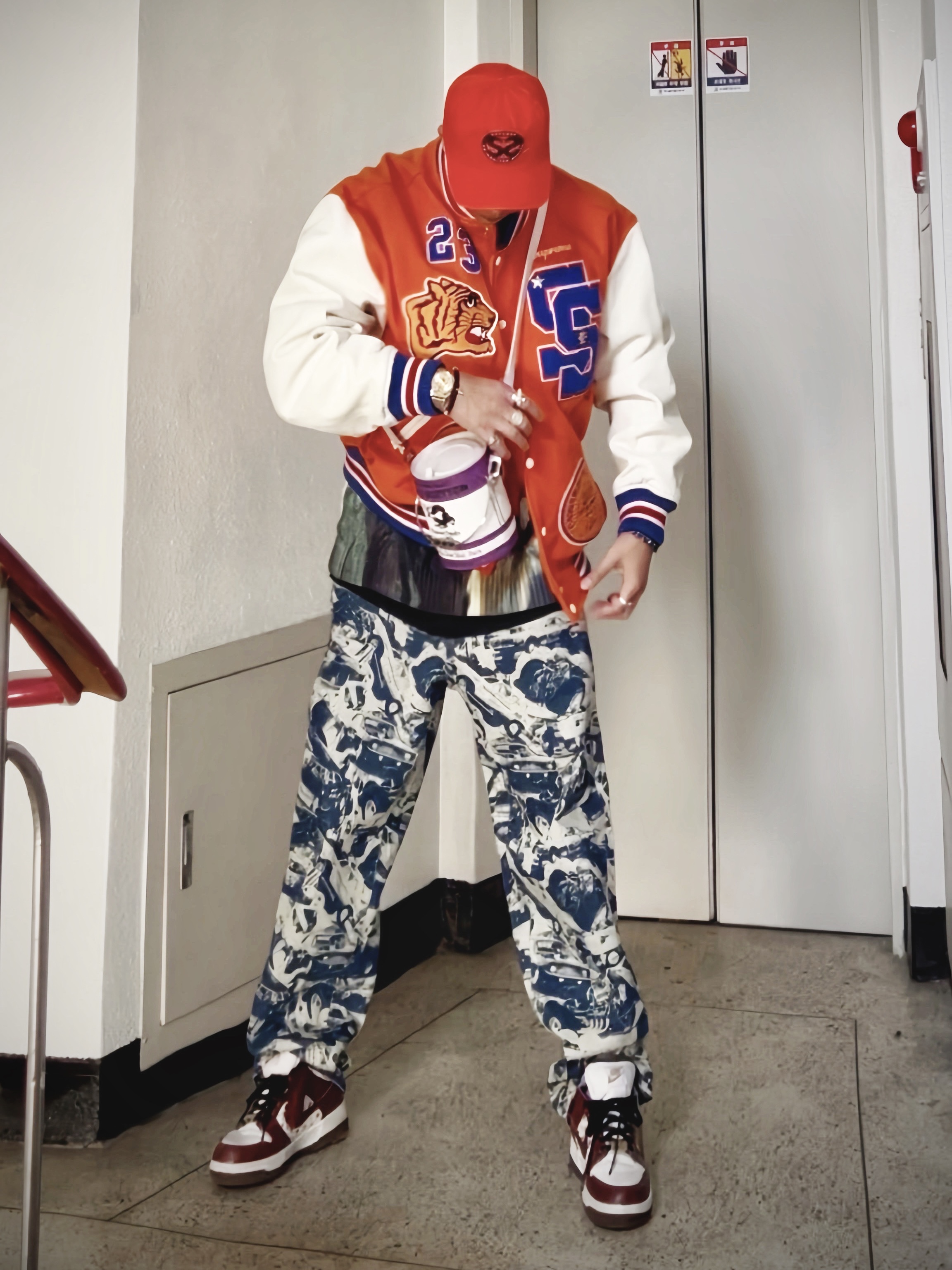 Supreme Double S 5-Panel Orange - 22SS, Supreme Tiger Varsity Jacket Orange - 23FW 착용 스타일 - 3