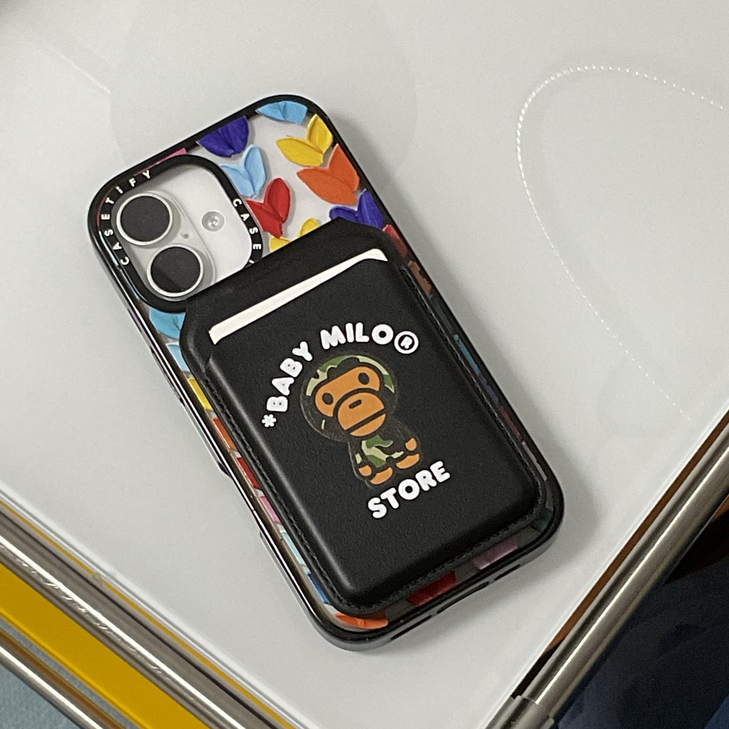 BAPE Baby Milo MagSafe Card Holder Black 착용 스타일 - 1