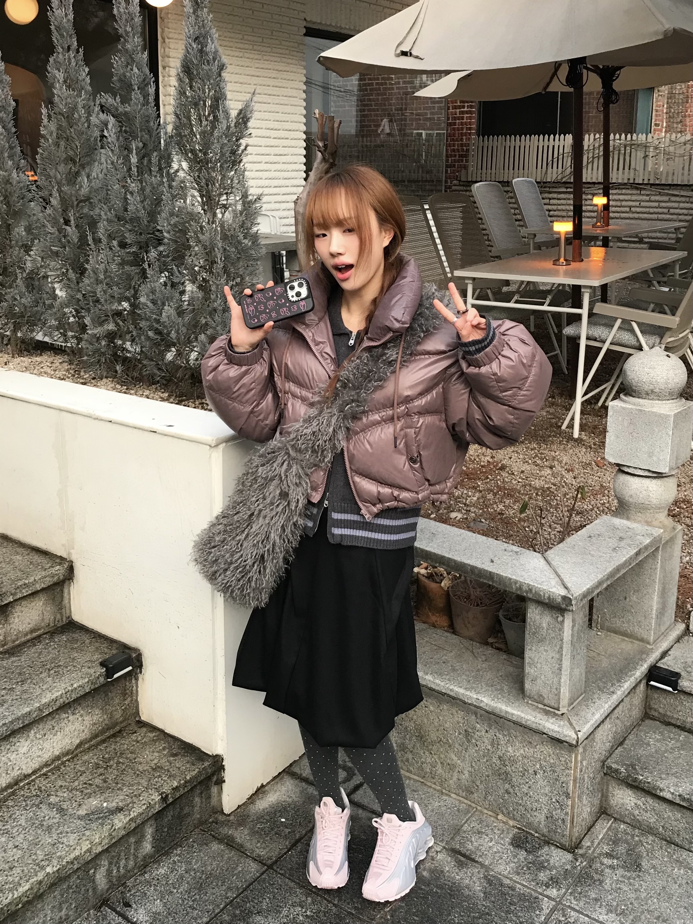 (W) Nike Shox R4 Barely Rose Metallic Platinum, (W) Mischief Alien Down Jacket Rose Brown 착용 스타일 - 1