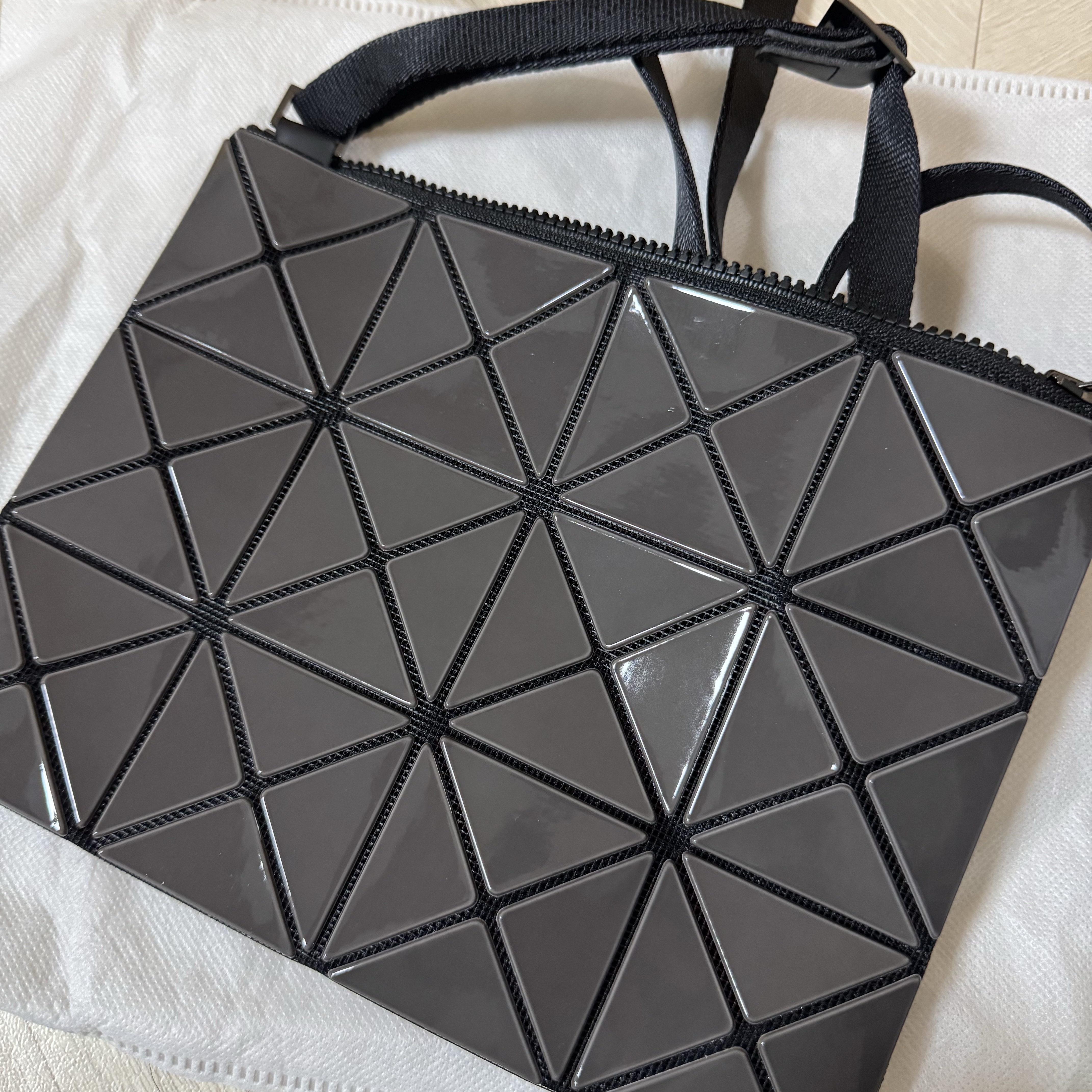 Bao Bao Issey Miyake Lucent W Color Crossbody Bag Light Gray 착용 스타일 - 2