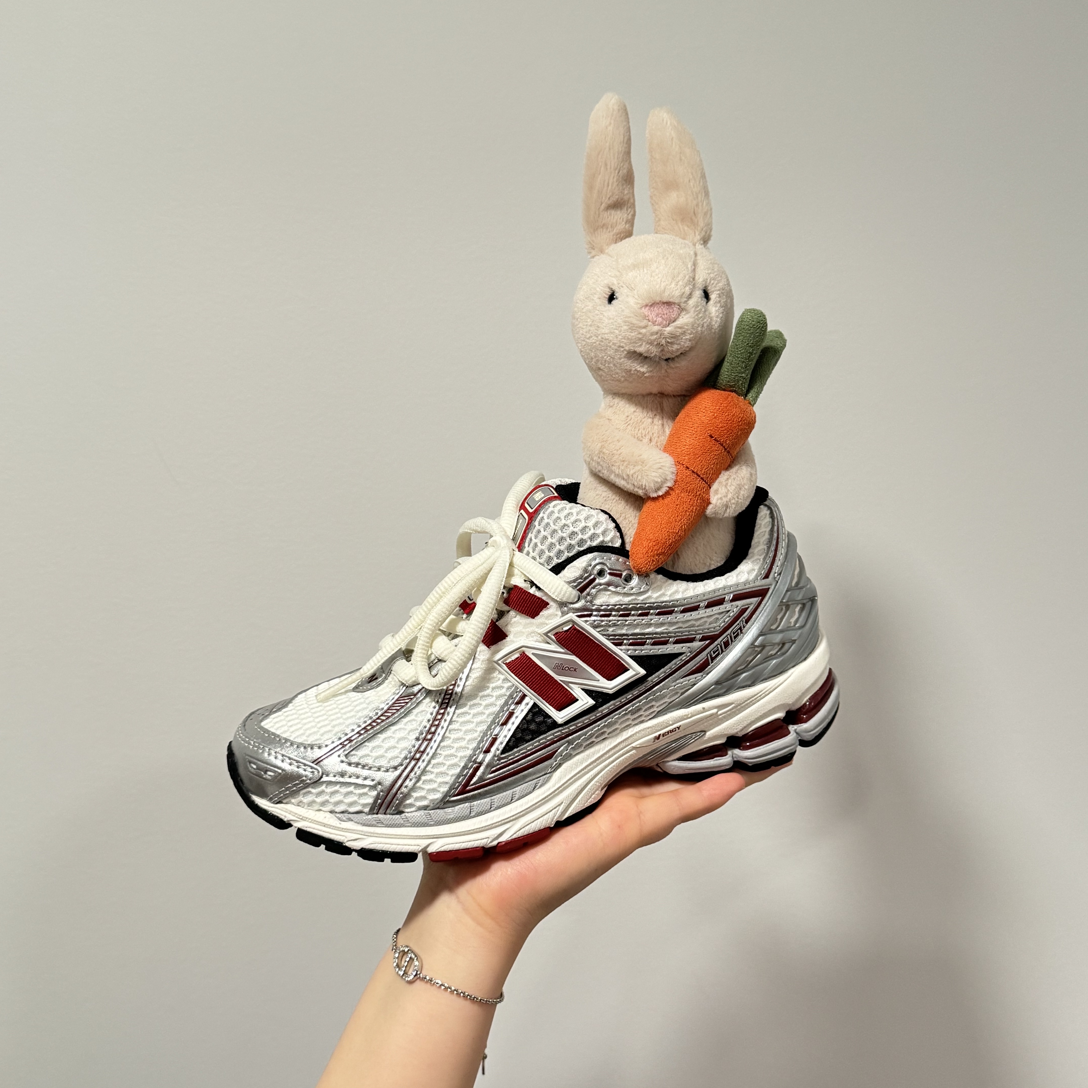 New Balance 1906R Silver Metallic Classic Crimson 착용 스타일