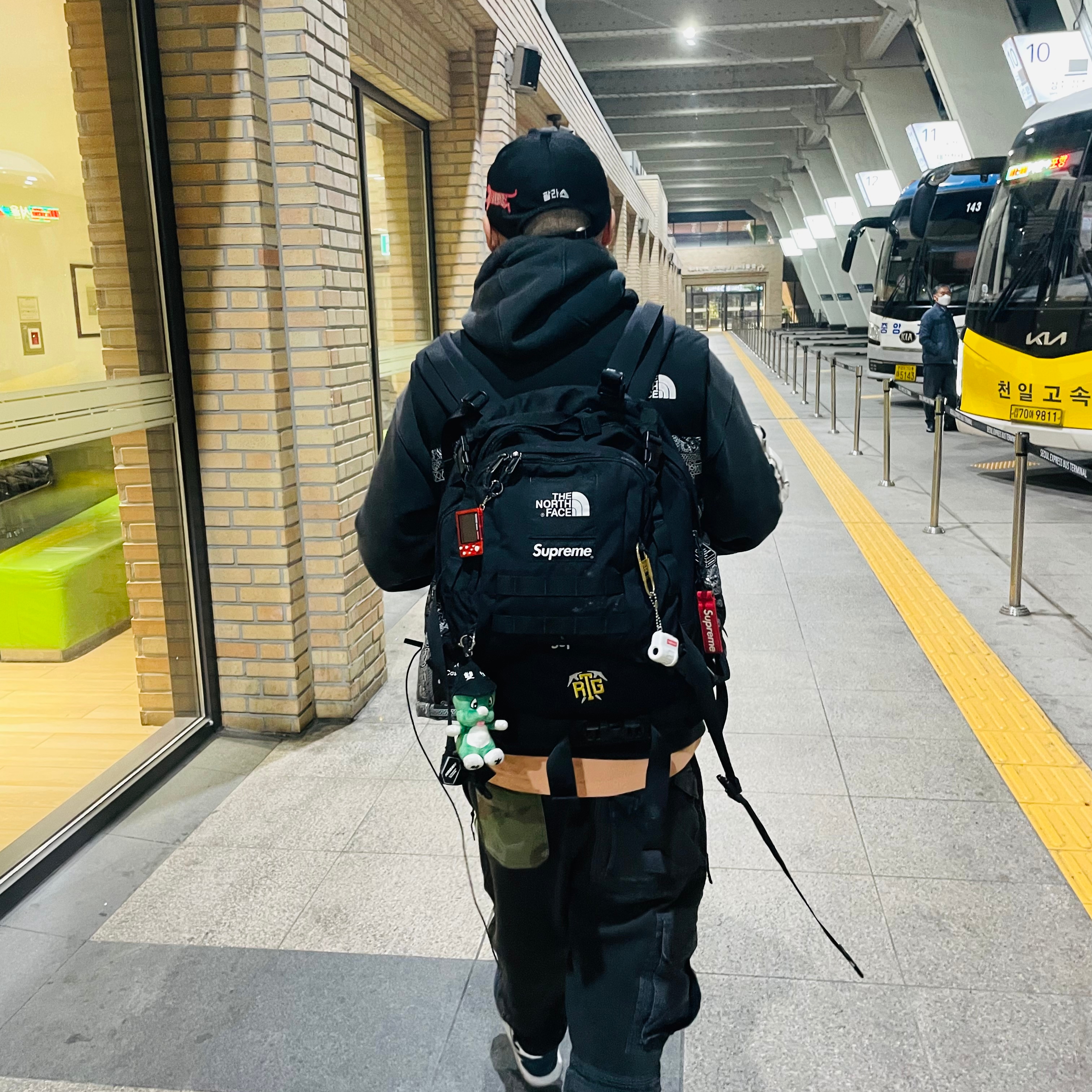 Supreme CDW Delta Carabiner Brass - 24SS, Darkr8m Studio x Dooly Ssangmun Dooly Keyring Green 착용 스타일