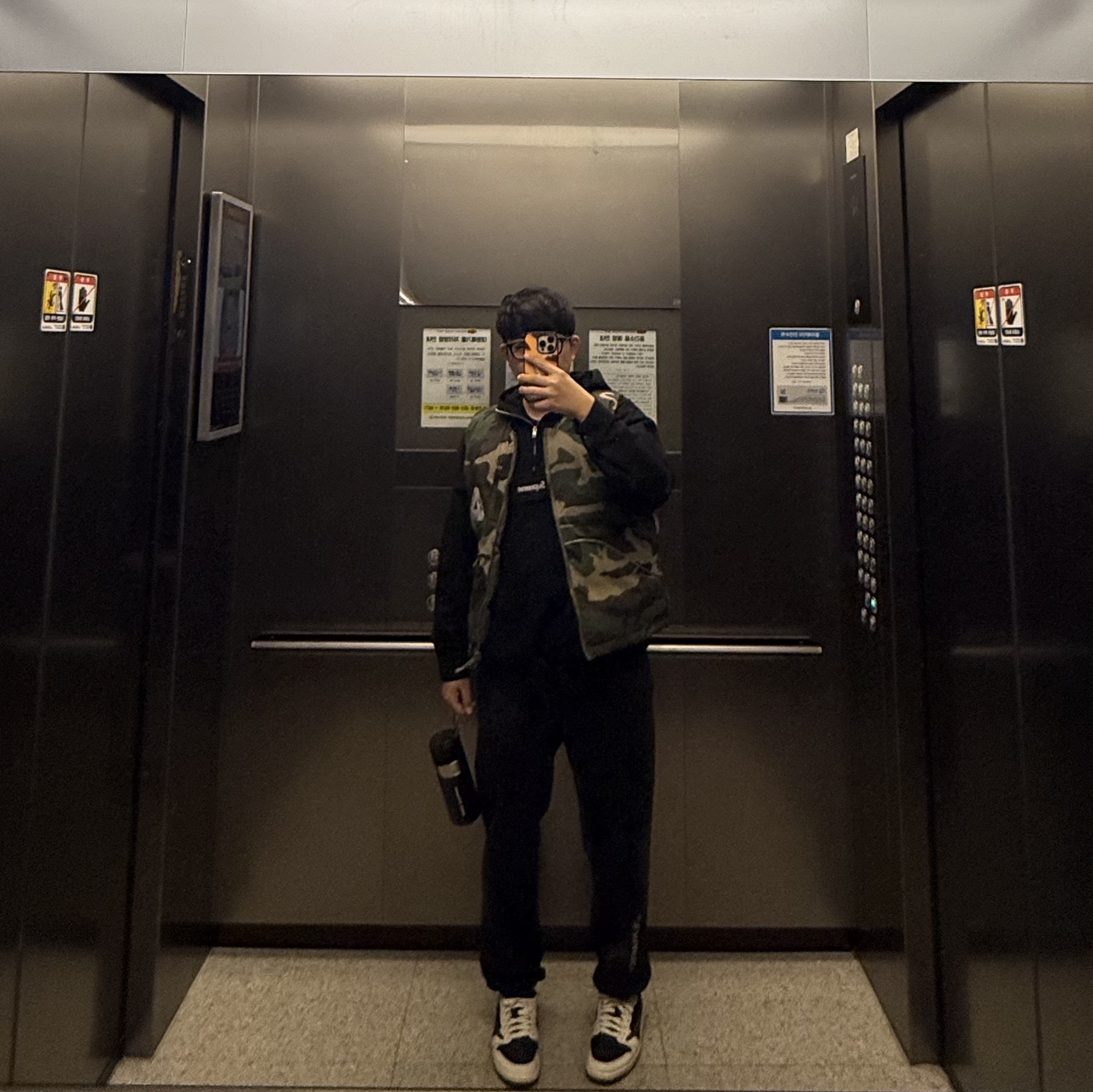 (W) Jordan 1 x Travis Scott Retro Low OG SP Medium Olive, Palace P-Tech Reversible Puffa Vest Camo - 23FW 착용 스타일