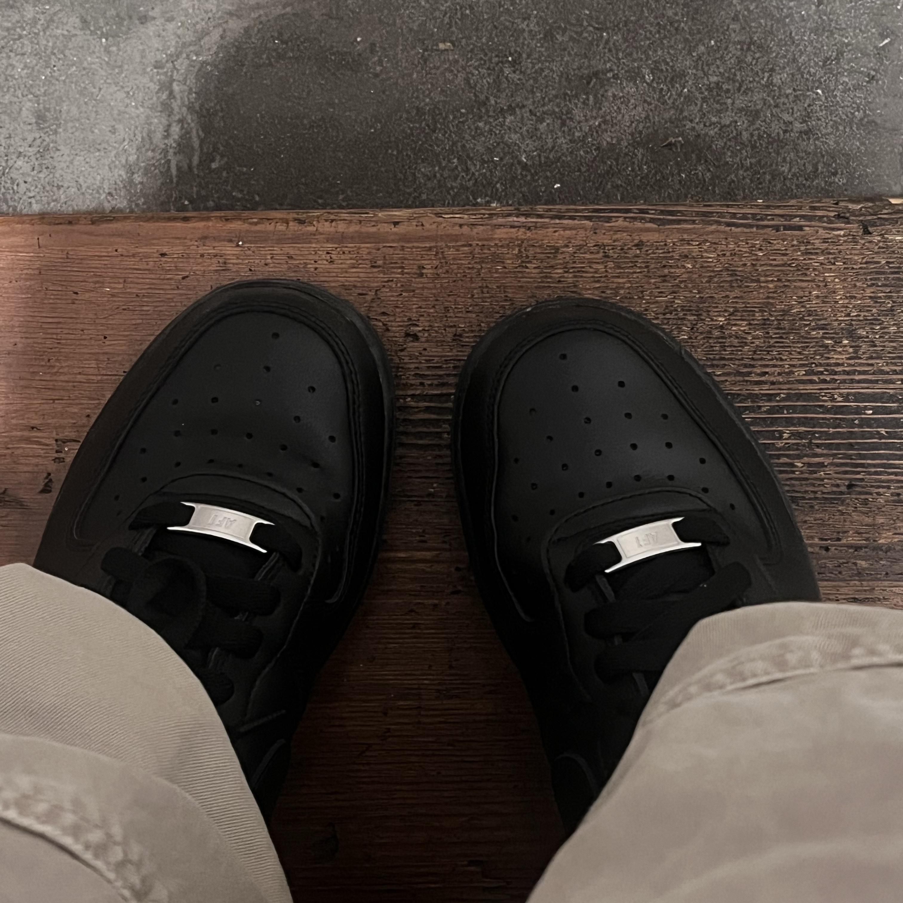 Nike Air Force 1 '07 Low Triple Black 착용 스타일
