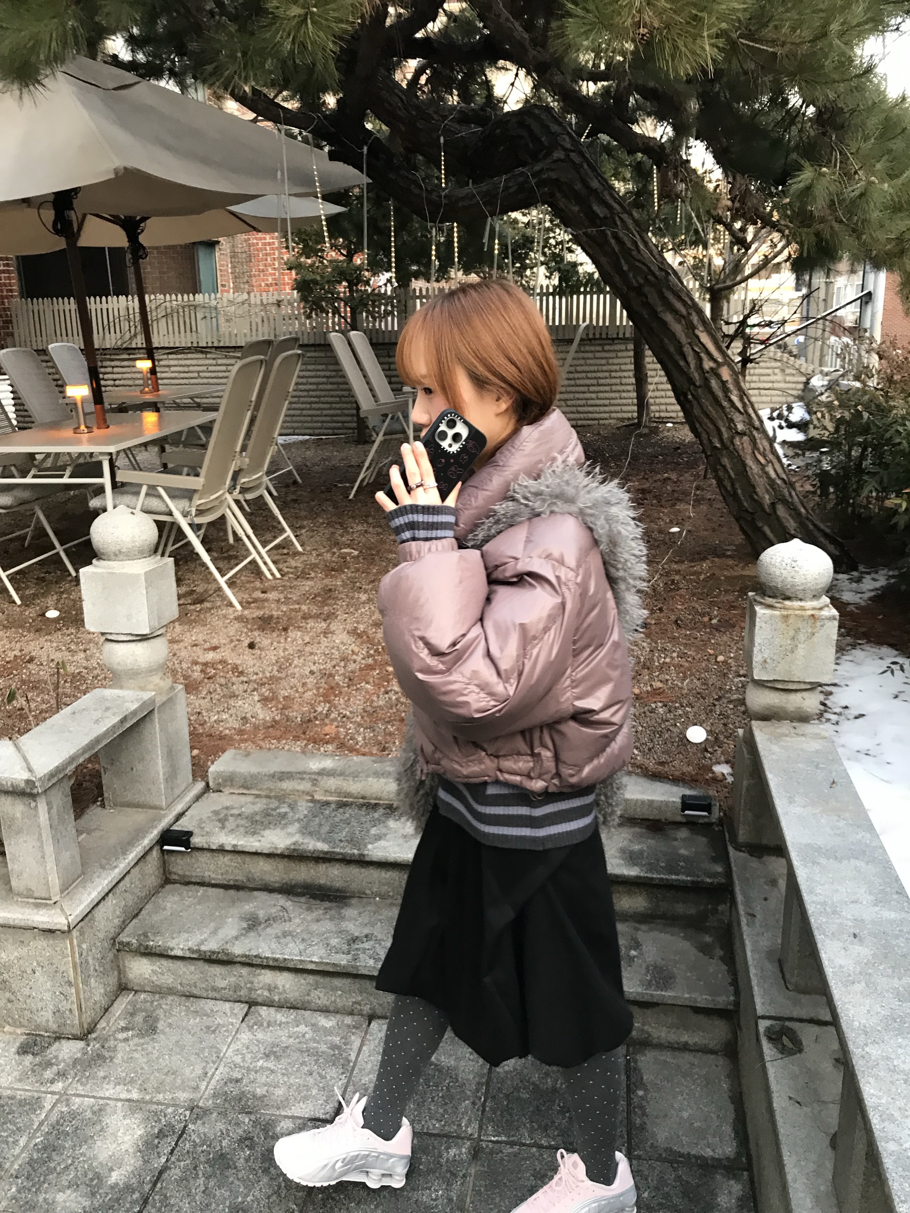 (W) Nike Shox R4 Barely Rose Metallic Platinum, (W) Mischief Alien Down Jacket Rose Brown 착용 스타일 - 5