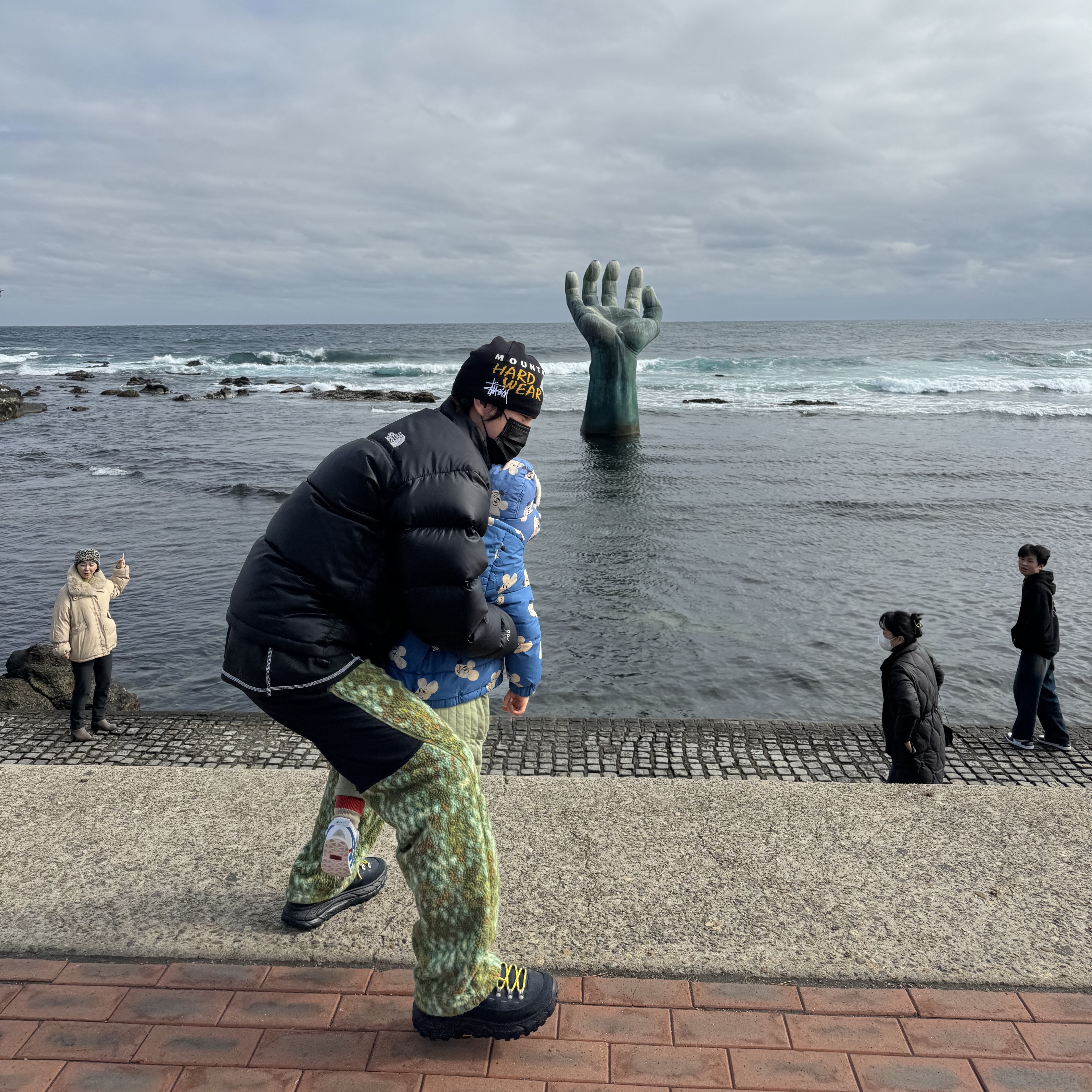 Stussy x Mountain Hardwear Fleece Pants Groves Scale Print, Stussy x Mountain Hardwear Caelum Dome Beanie Black 착용 스타일 - 2