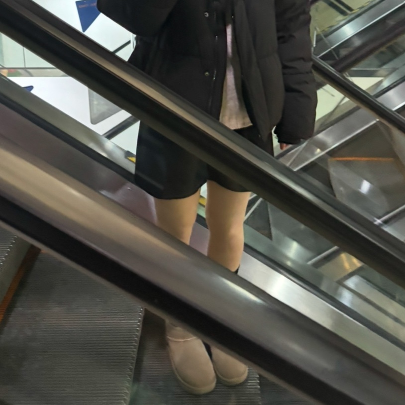 (W) UGG Classic Ultra Mini Boots Sand 착용 스타일 - 1