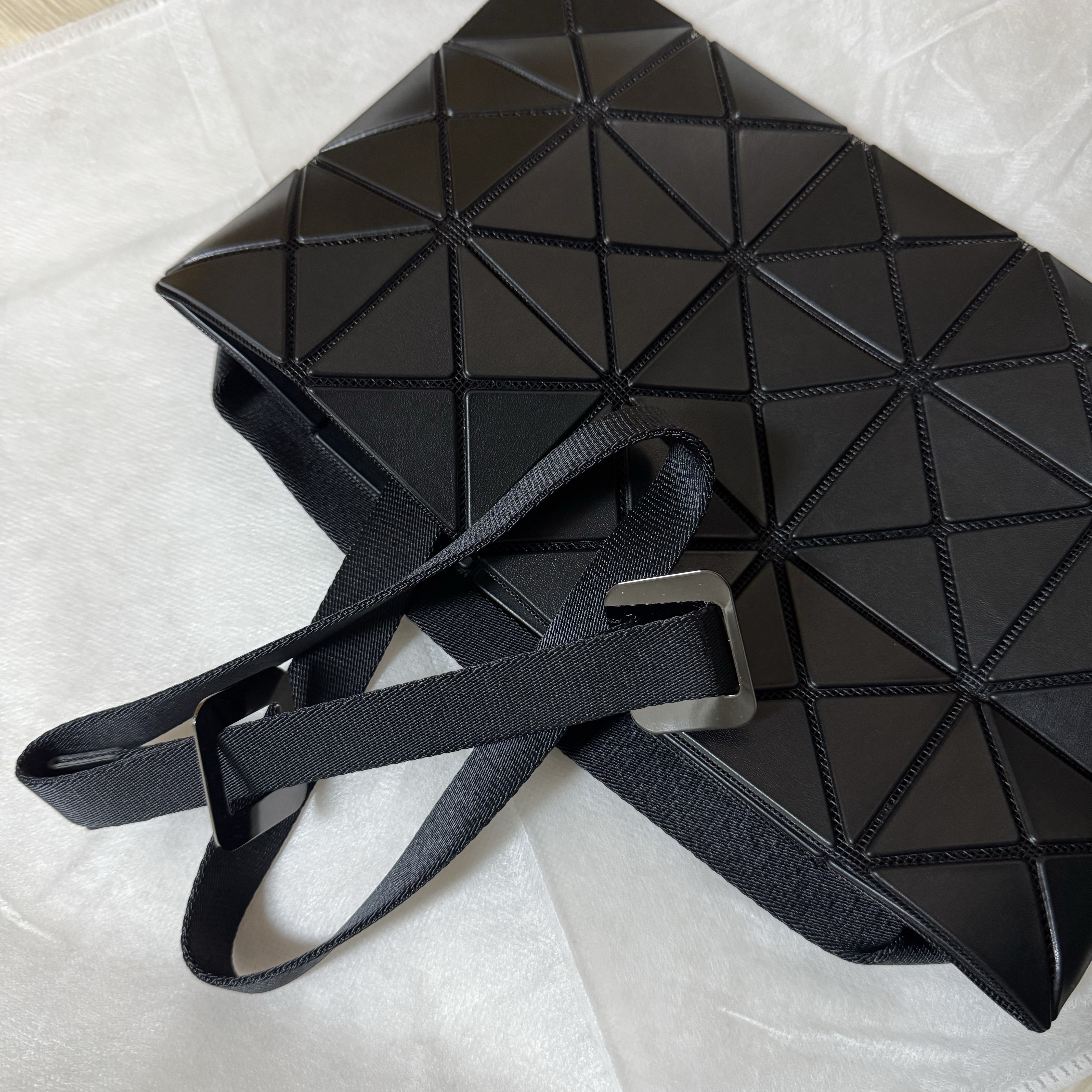 Bao Bao Issey Miyake Lucent Matte Crossbody Bag Black 착용 스타일 - 2