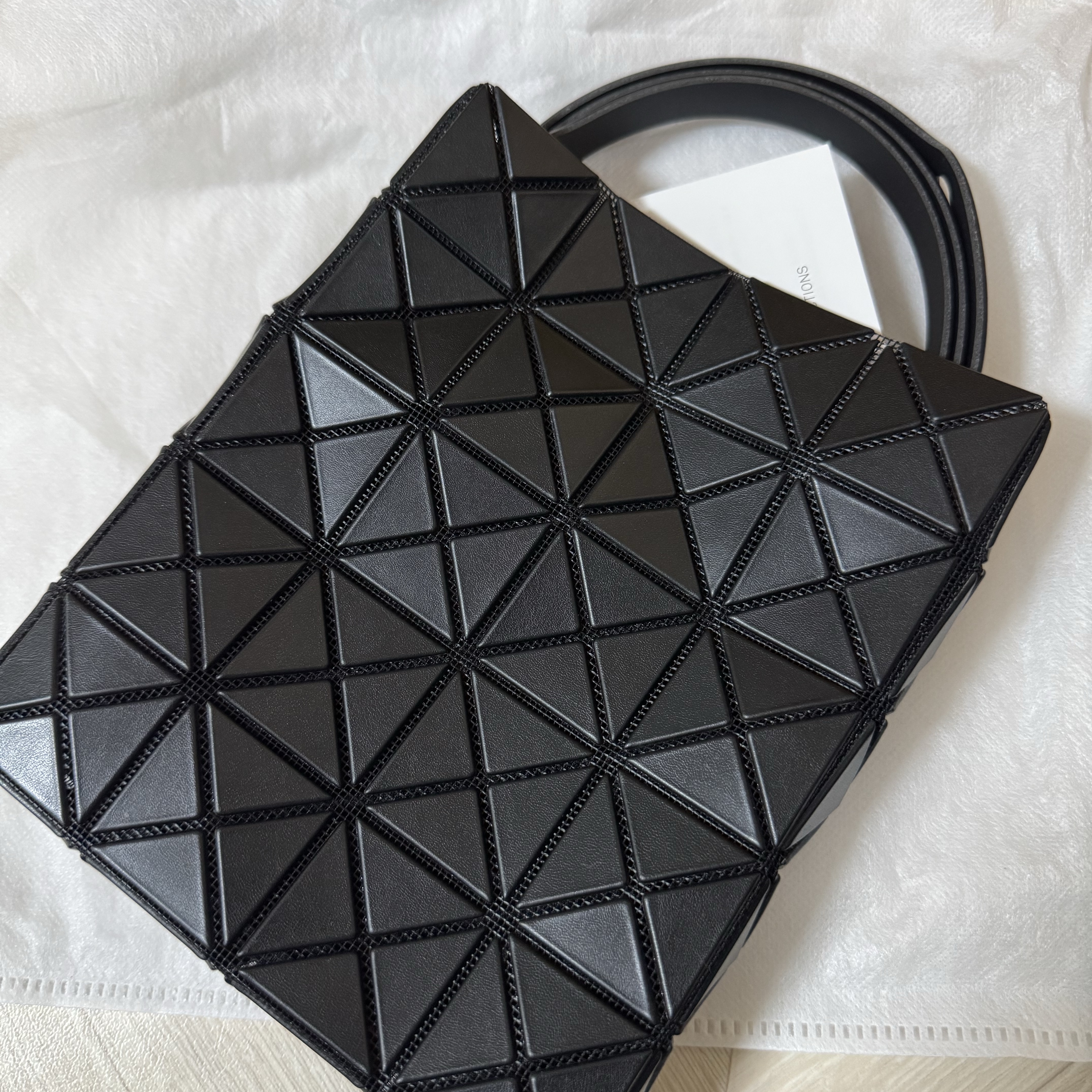 Bao Bao Issey Miyake Prism Matte Shoulder Bag Matte Black 착용 스타일