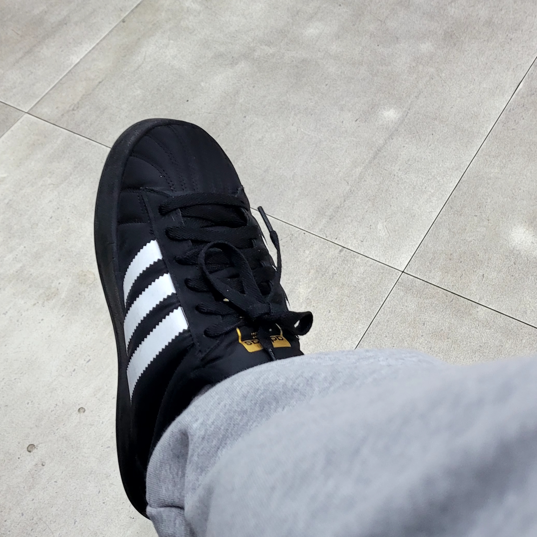 (W) Adidas Originals Superstar Home Core Black Cobalt Blue 착용 스타일