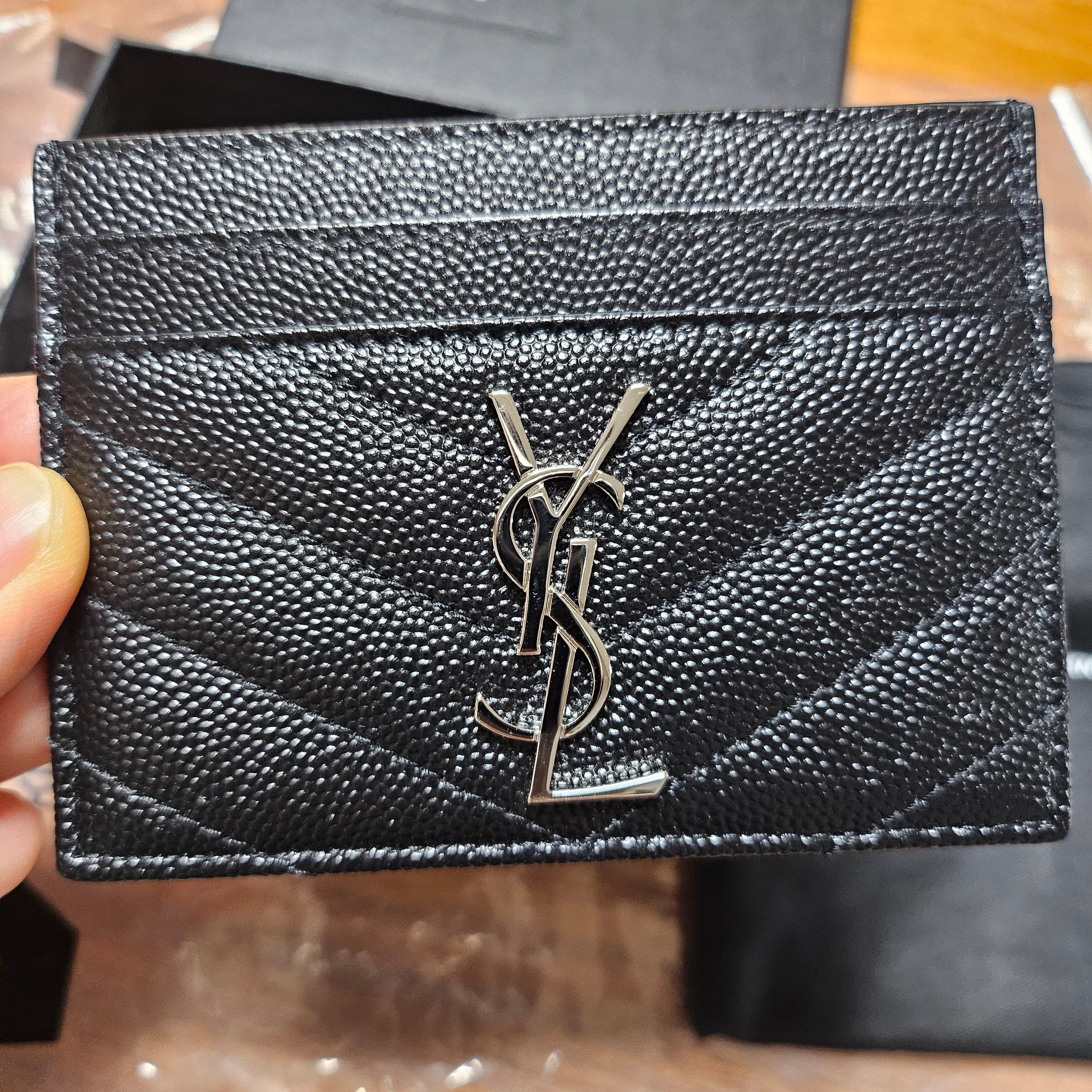 Saint Laurent Cassandre Matelasse Card Case in Grain De Poudre Embossed Leather Black 착용 스타일 - 1