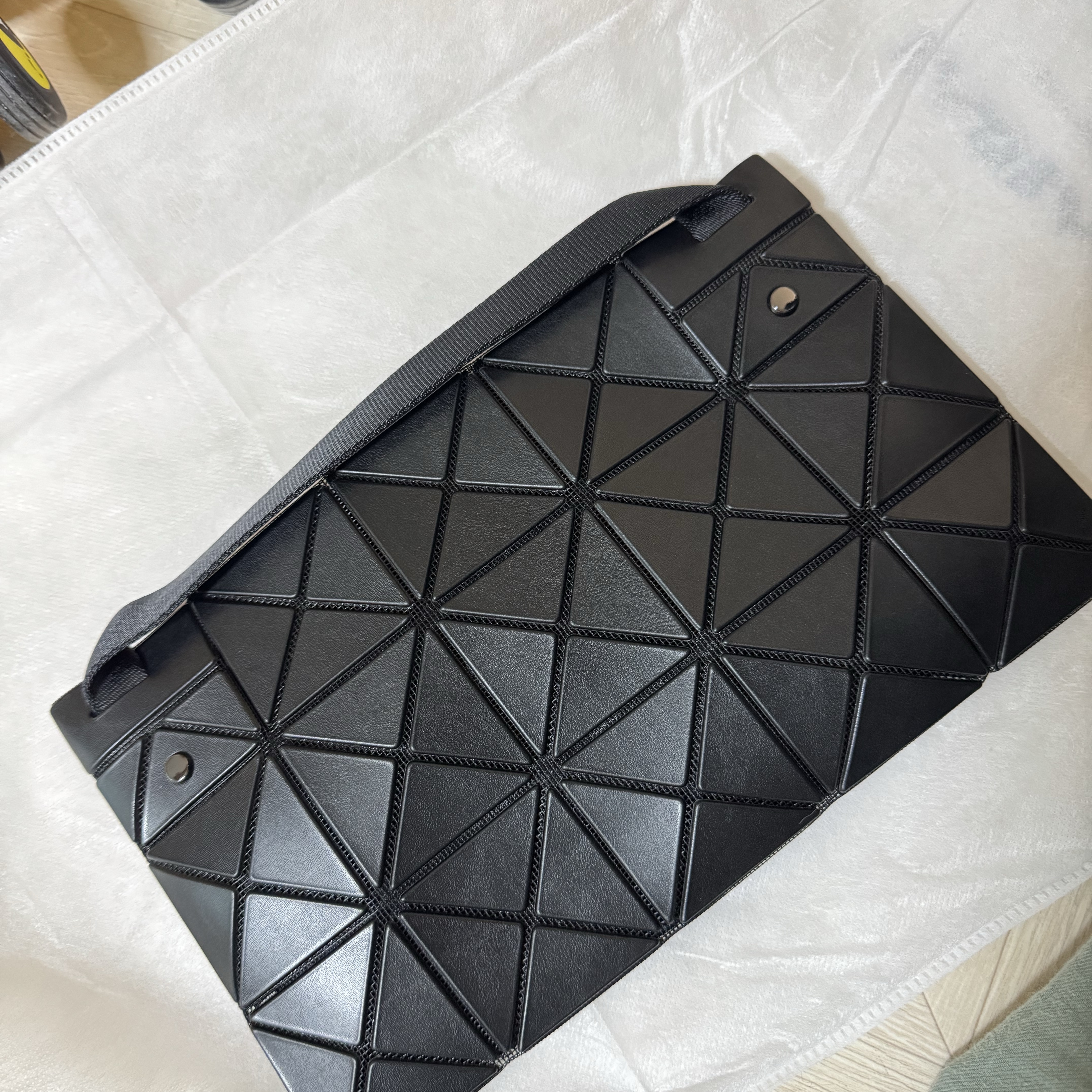 Bao Bao Issey Miyake Lucent Matte Crossbody Bag Black 착용 스타일 - 1