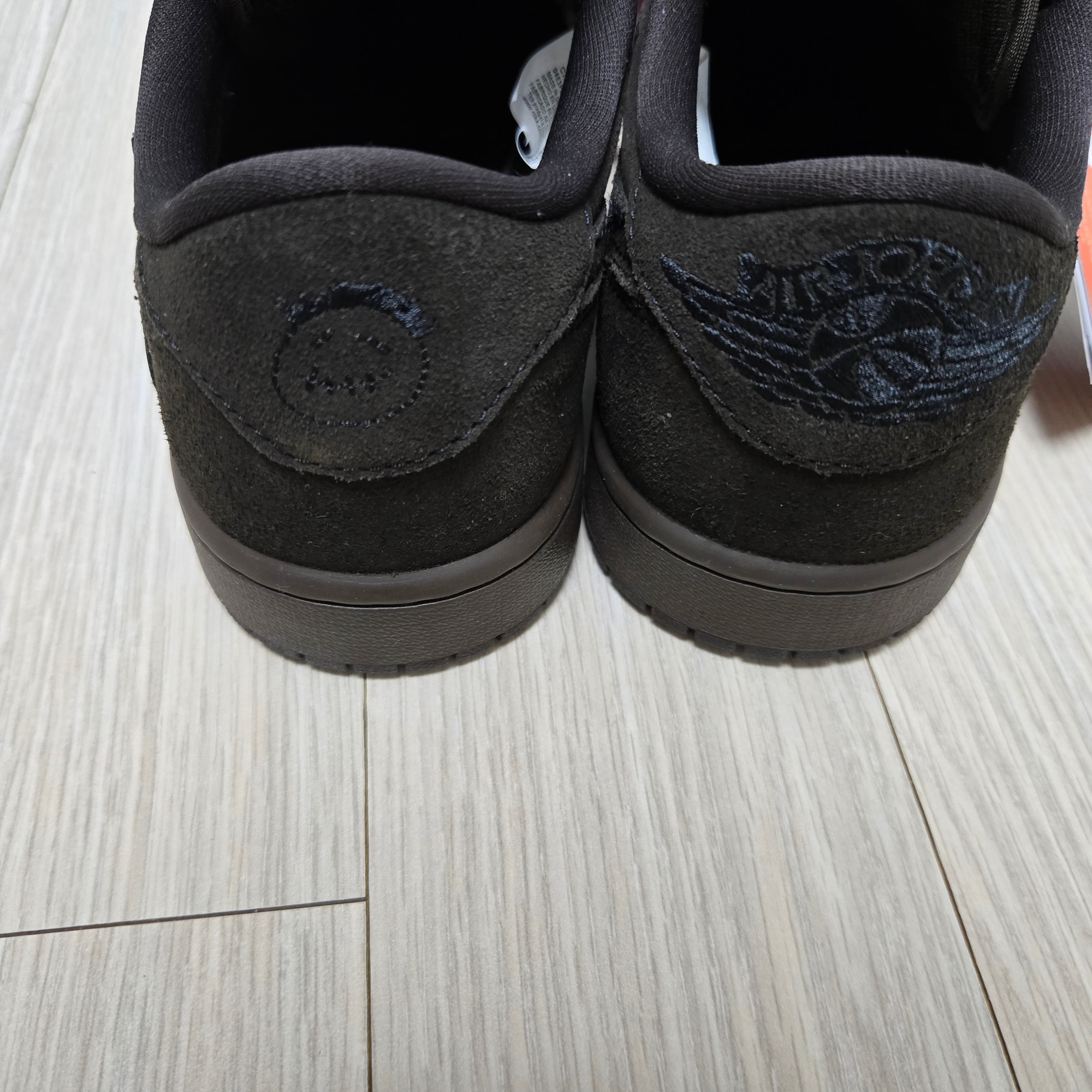 Jordan 1 x Travis Scott Retro Low OG SP Velvet Brown and Dark Mocha 착용 스타일 - 5