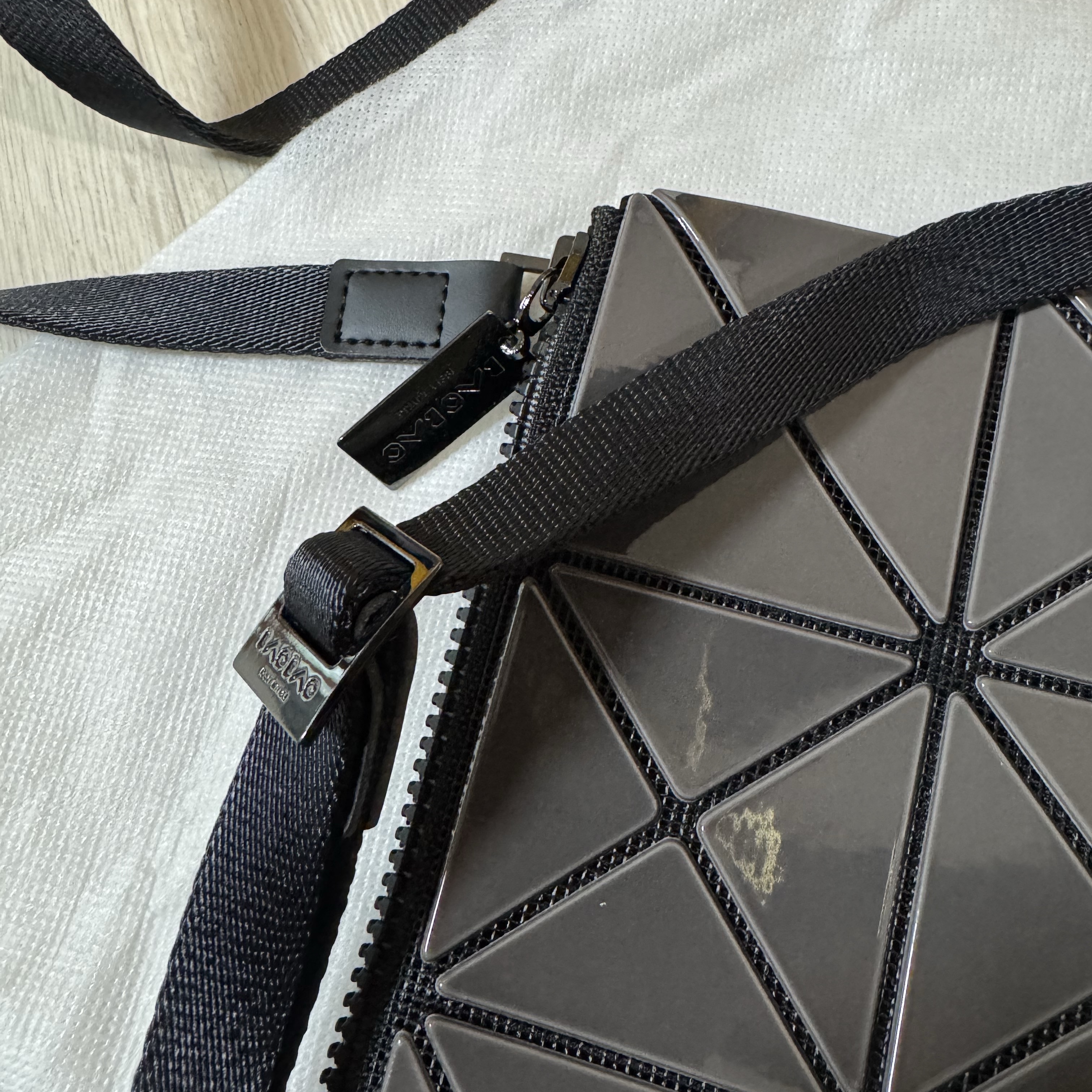 Bao Bao Issey Miyake Lucent W Color Crossbody Bag Light Gray 착용 스타일 - 3