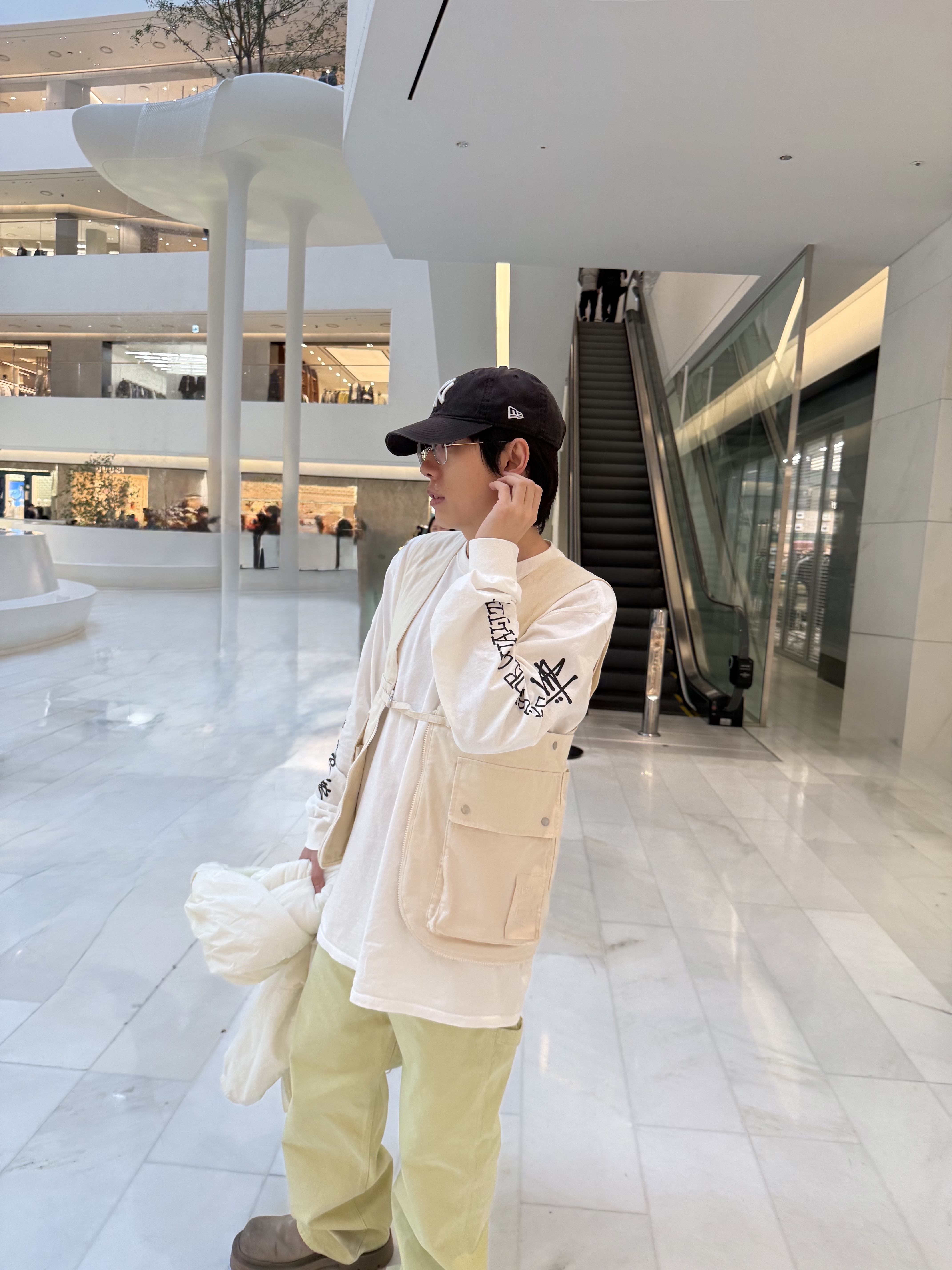 Athe garcon Cotton Multi-Use Vest Bag Ivory, Athe garcon Cotton Multi-Use Vest Bag Brown 착용 스타일 - 5