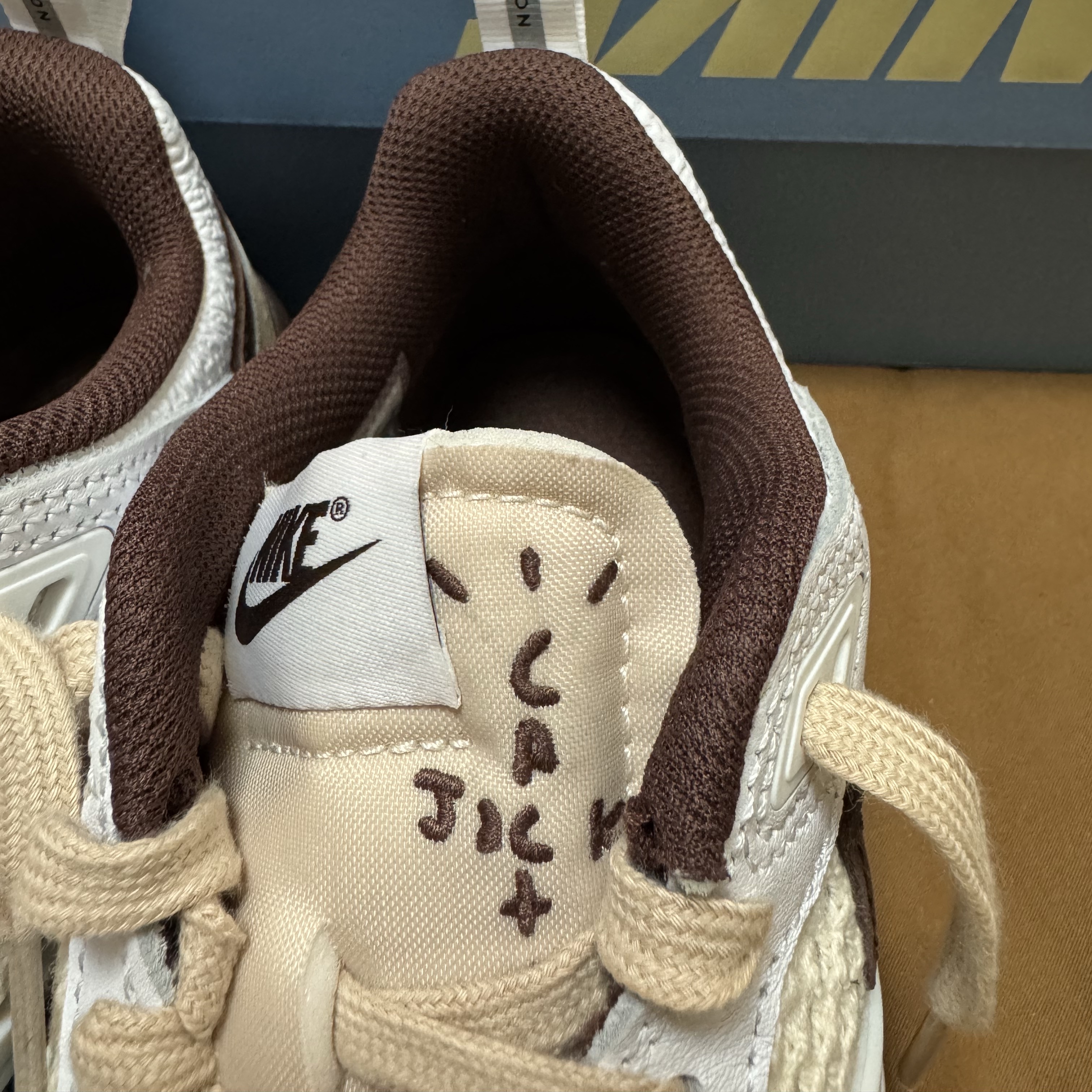 Nike x Travis Scott Zoom Field Jaxx White and Light Chocolate 착용 스타일 - 1