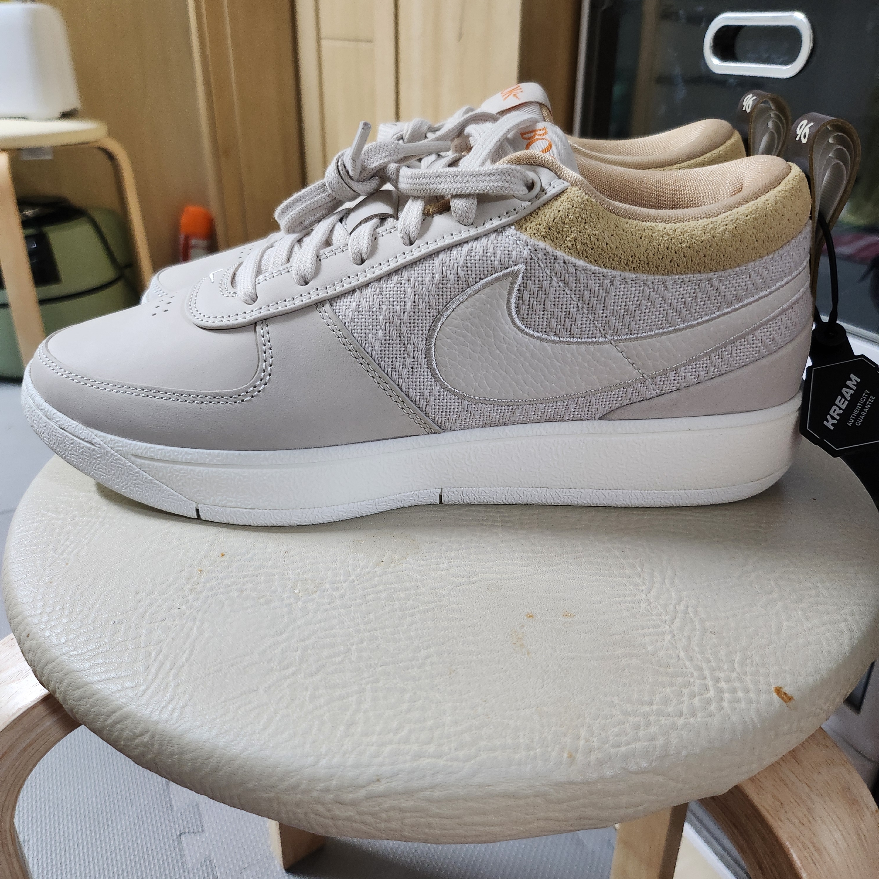 Nike Book 1 EP Light Orewood Brown 착용 스타일 - 2