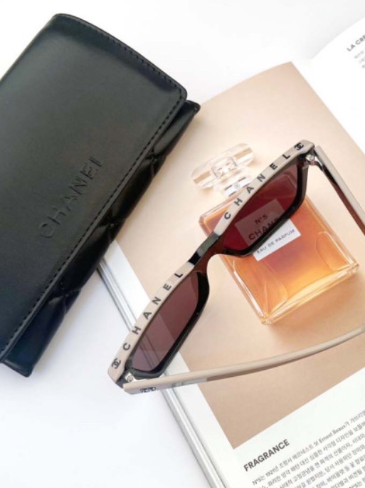 Chanel Square Sunglasses Acetate & Black Frame Grey Lenses Asian Fit, Off-White Brush Arrow Slim S/S T-Shirt Black Multicolor 착용 스타일 - 2