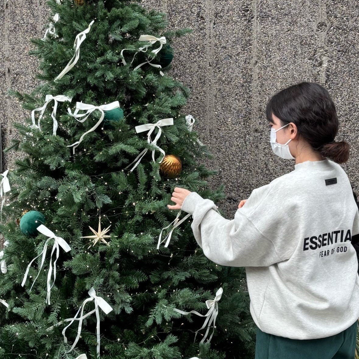Essentials The Core Collection Crewneck Sweatshirt Light Oatmeal 착용 스타일