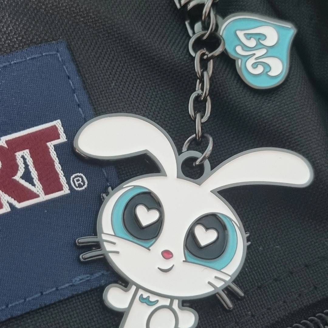 NewJeans x The Powerpuff Girls Metal Keyring Bunny 착용 스타일