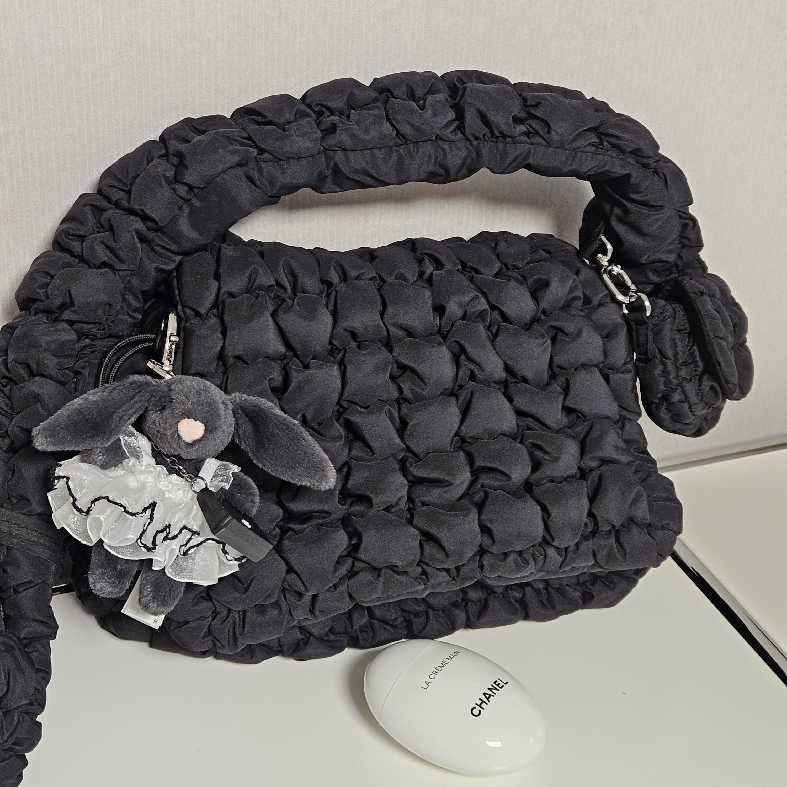 Zara Soft Crossbody Bag Limited Edition Black, COS Quilted Nano Bag Black 착용 스타일 - 1