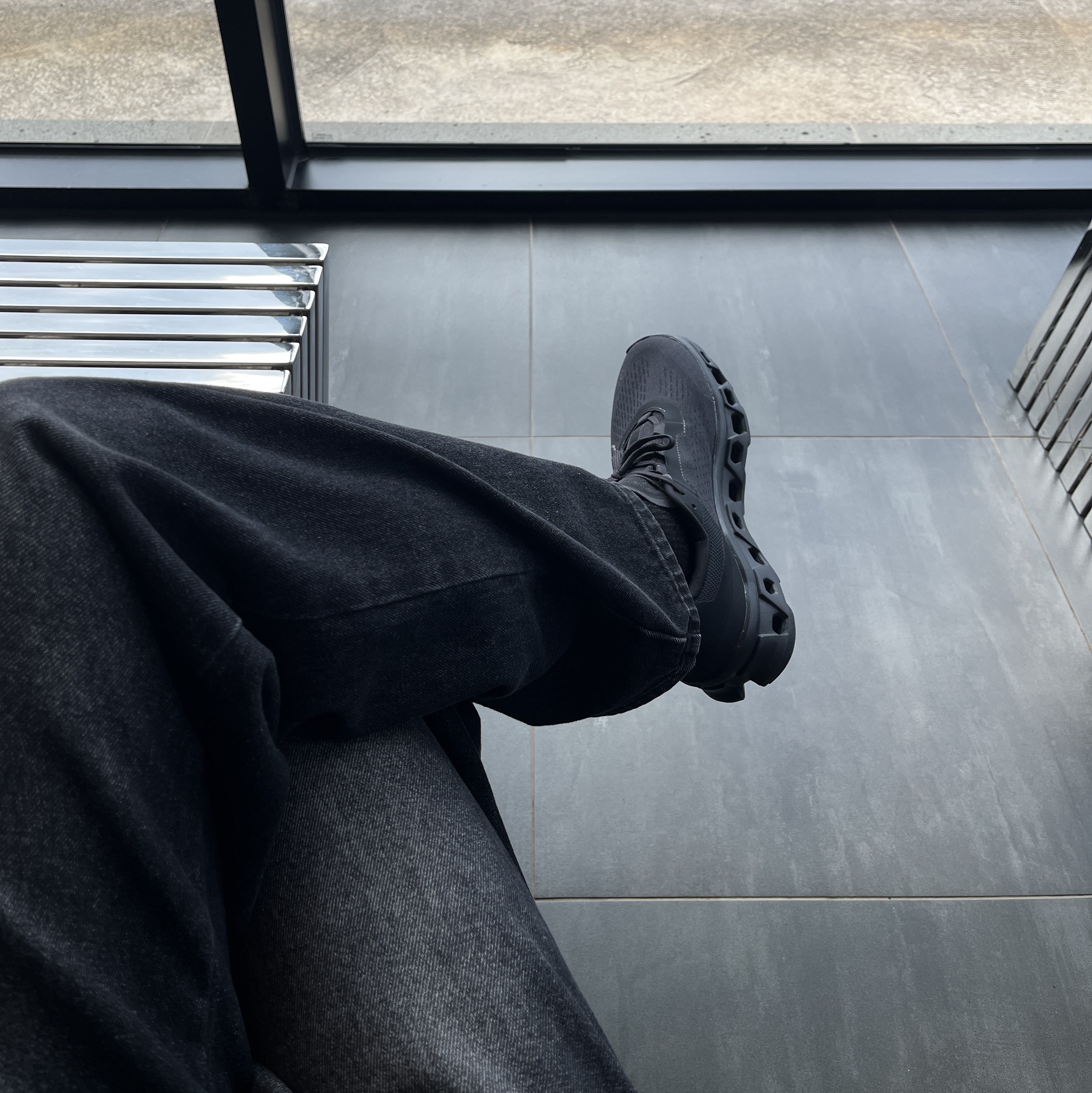 On Running Cloudmonster All Black 착용 스타일