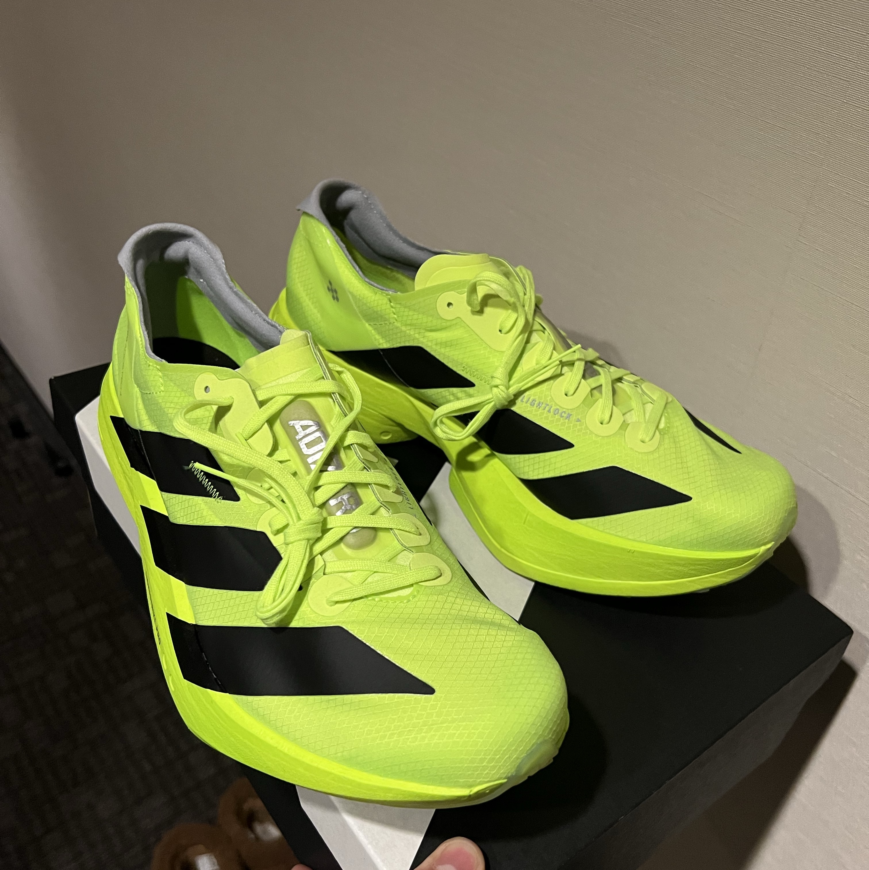 Adidas Adizero Adios Pro 4 Cloud White Core Black, Adidas Adizero Adios Pro 4 Off White Semi Lucid Red 착용 스타일