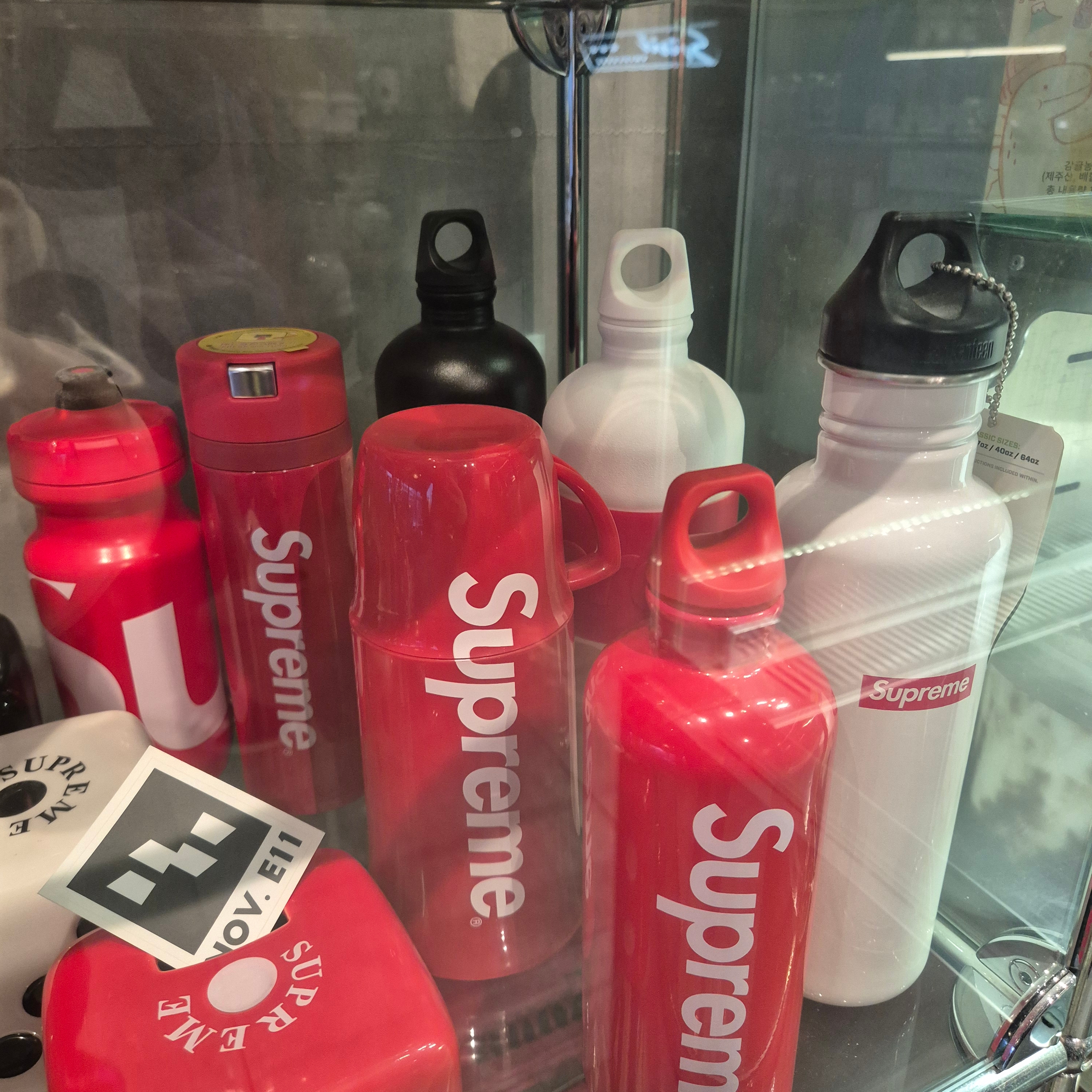 Supreme x Sigg CYD 1.0L Water Bottle White - 19SS 착용 스타일