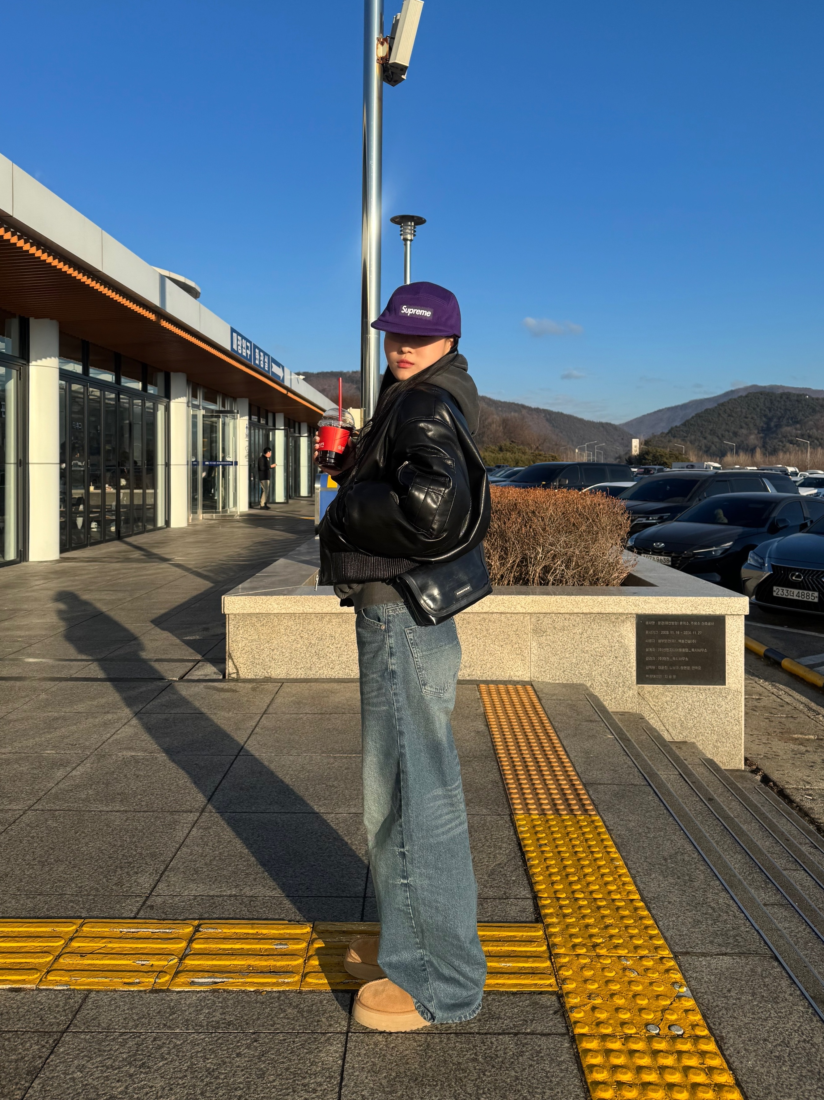 (W) UGG Tazz Slipper Chestnut, Supreme Wool Camp Cap Purple - 24FW 착용 스타일 - 1
