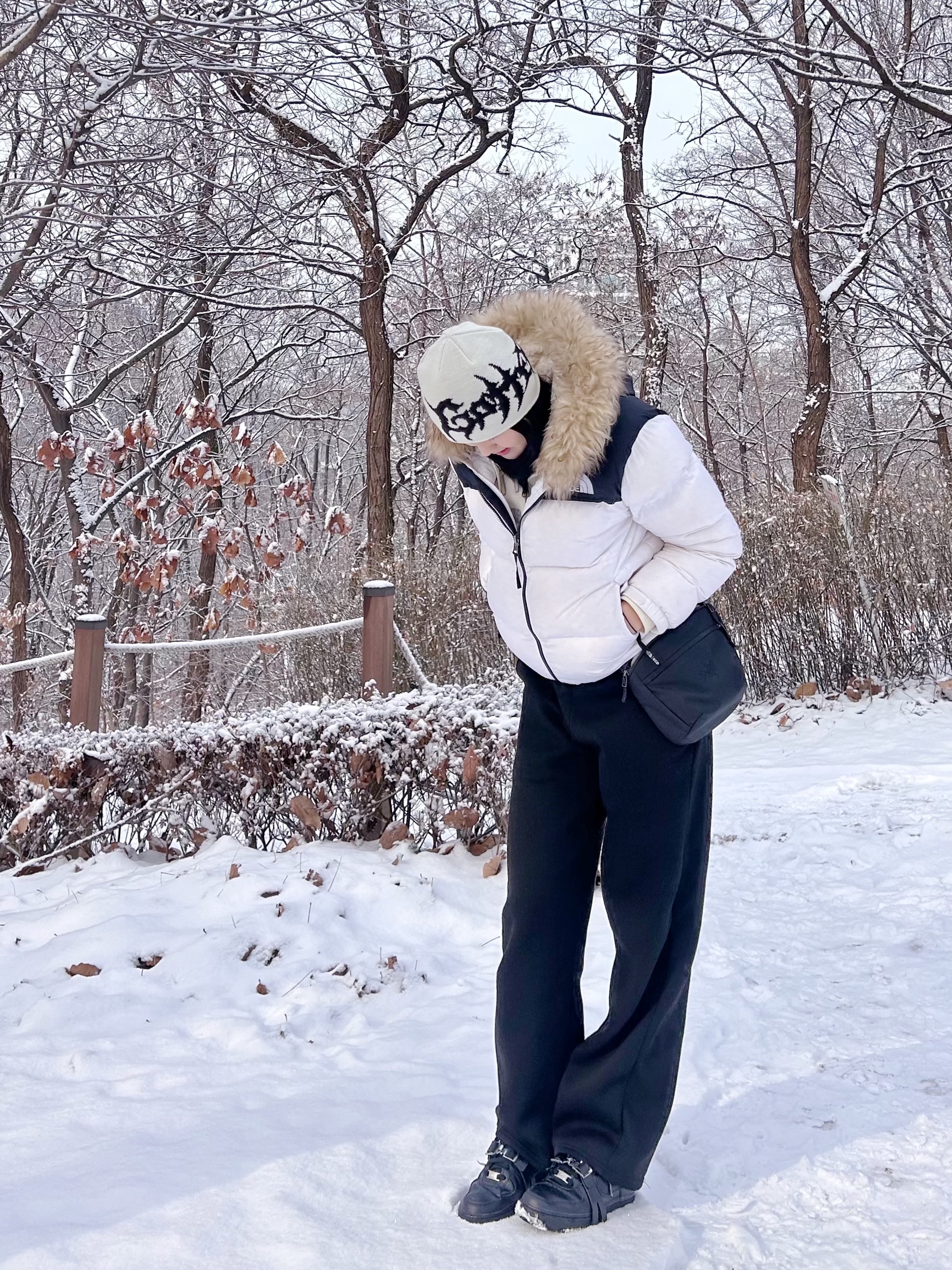 The North Face 1996 Eco Nuptse Jacket White, Nike Air Force 1 '07 Low Triple Black 착용 스타일 - 1
