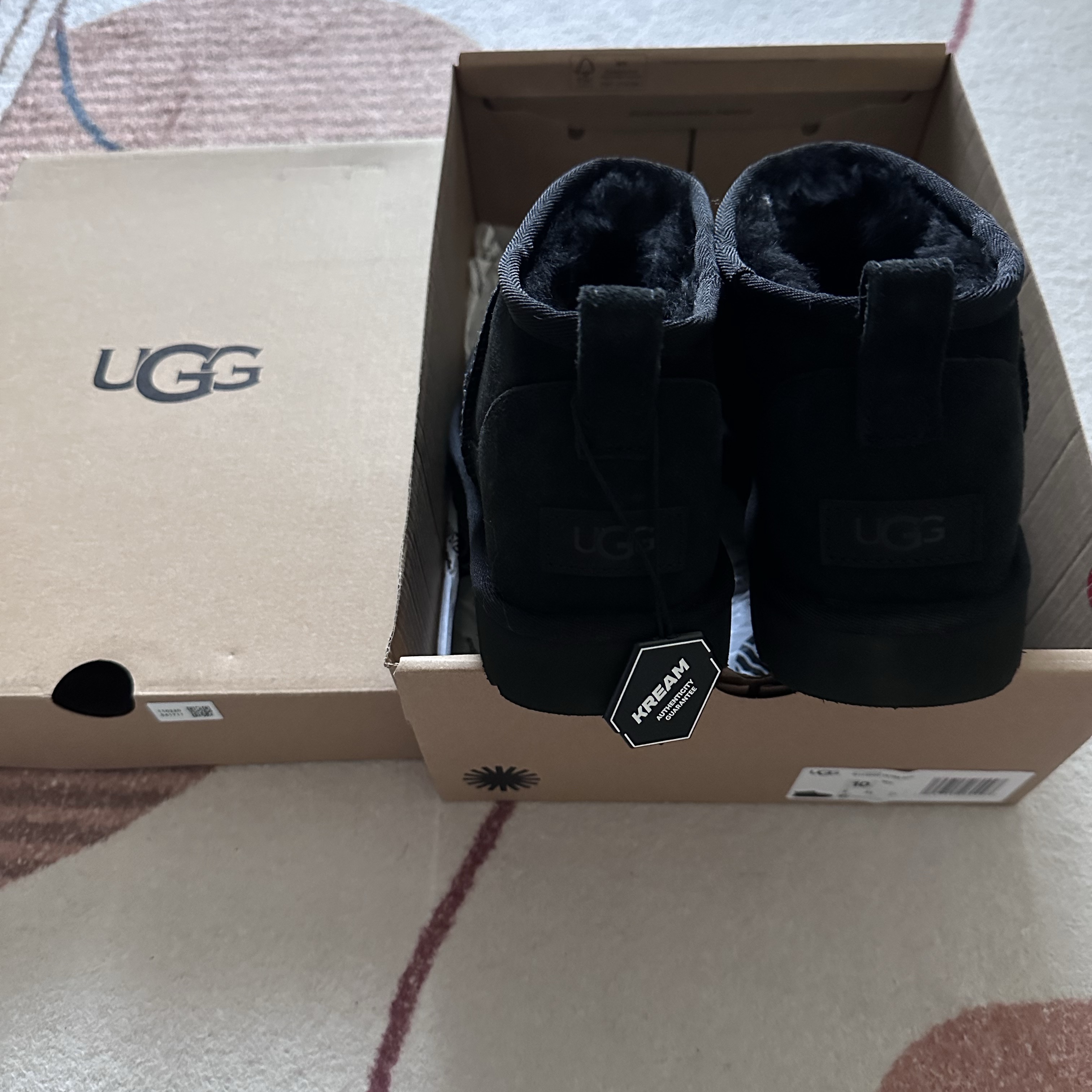 (W) UGG Classic Ultra Mini Boots Black 착용 스타일