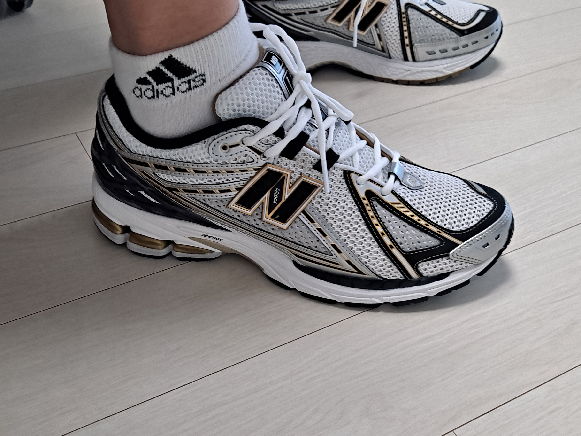 New Balance 1906R White Gold, New Balance 1906R Harbor Grey Silver Metalic 착용 스타일 - 3