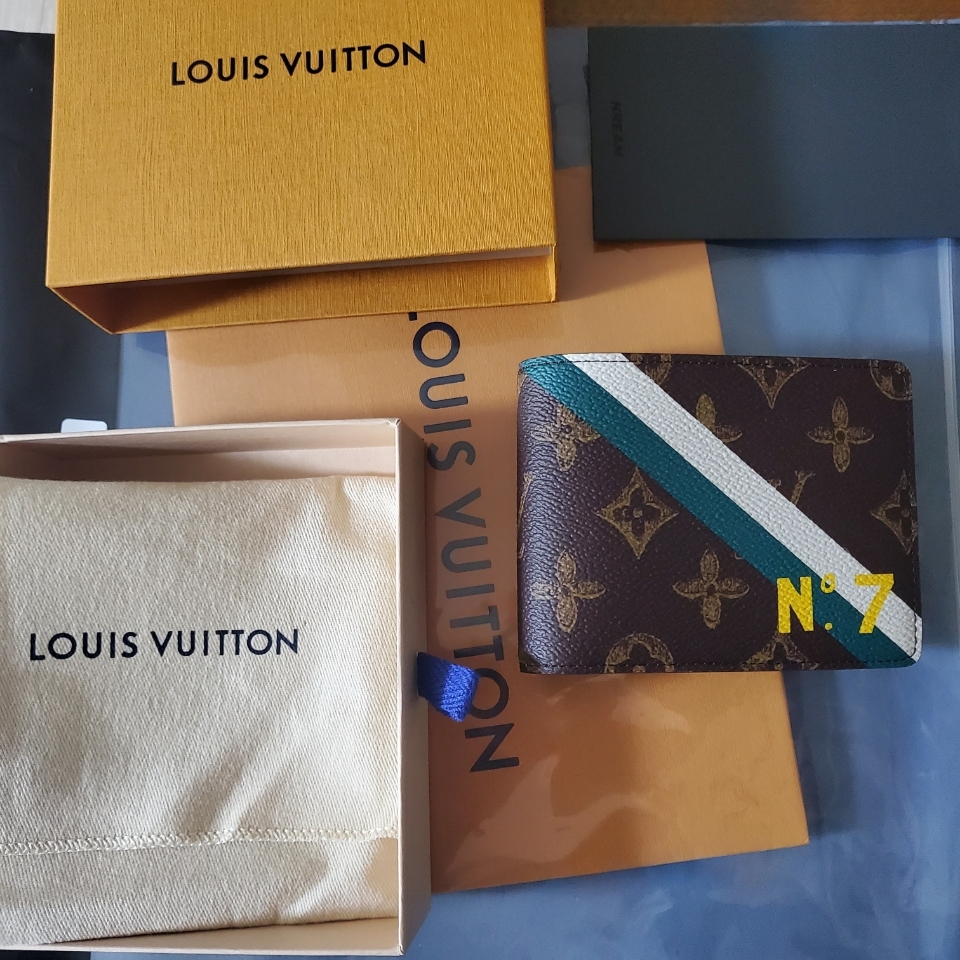 Louis Vuitton PF. Multiple Wallet Monogram 착용 스타일 - 2