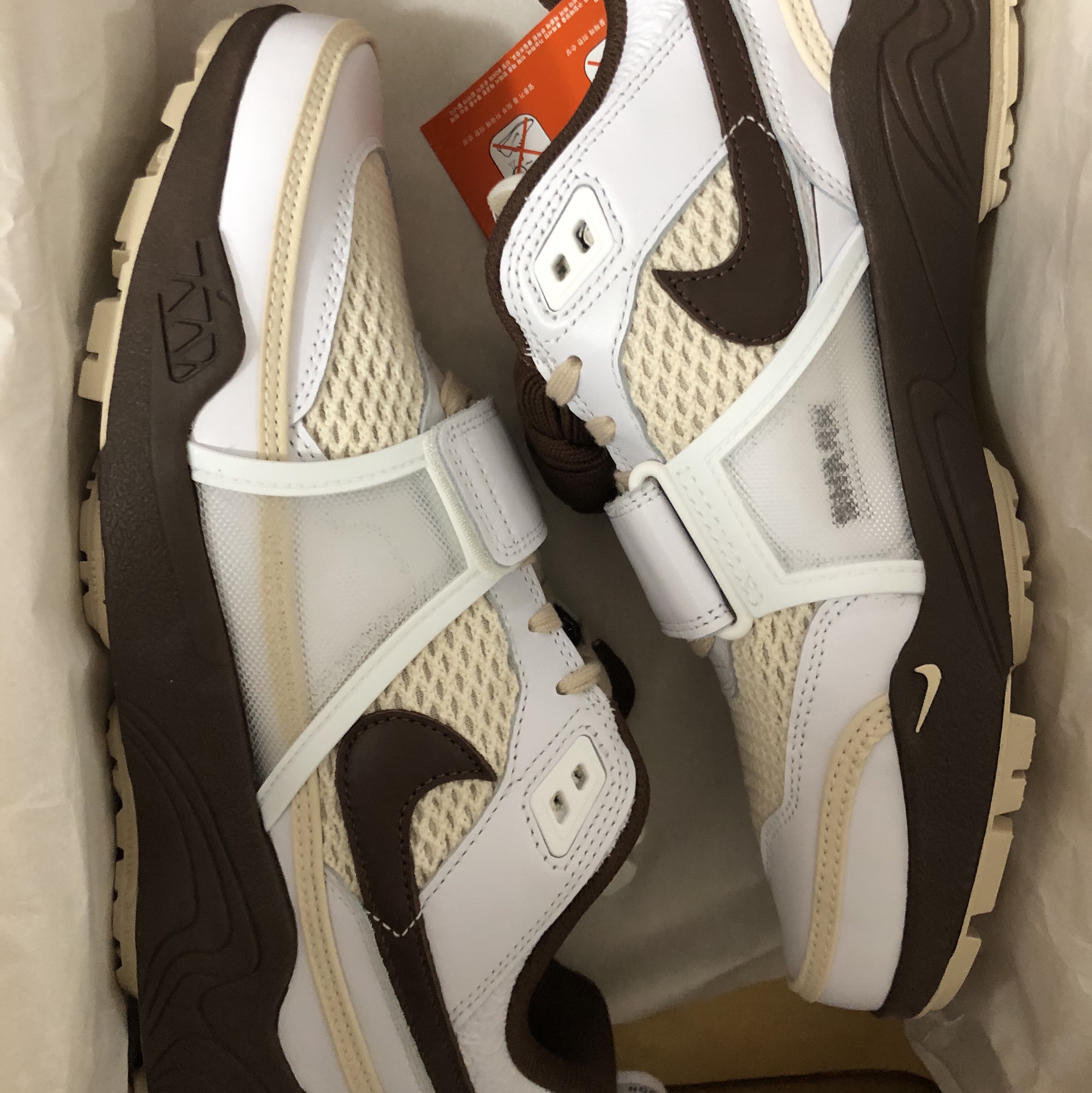 Nike x Travis Scott Zoom Field Jaxx White and Light Chocolate 착용 스타일