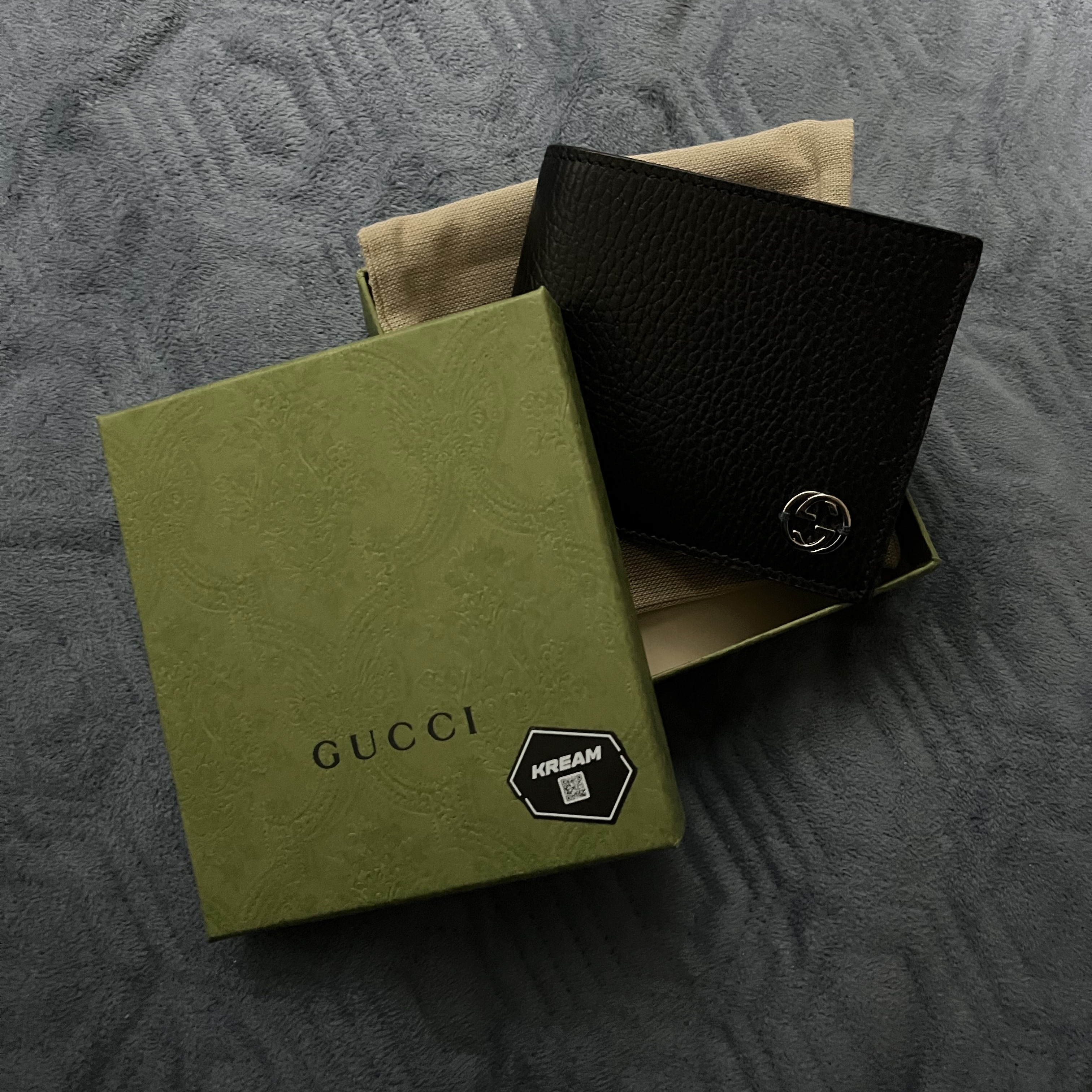 Gucci GG Interlocking Bi-Fold Wallet Black 착용 스타일