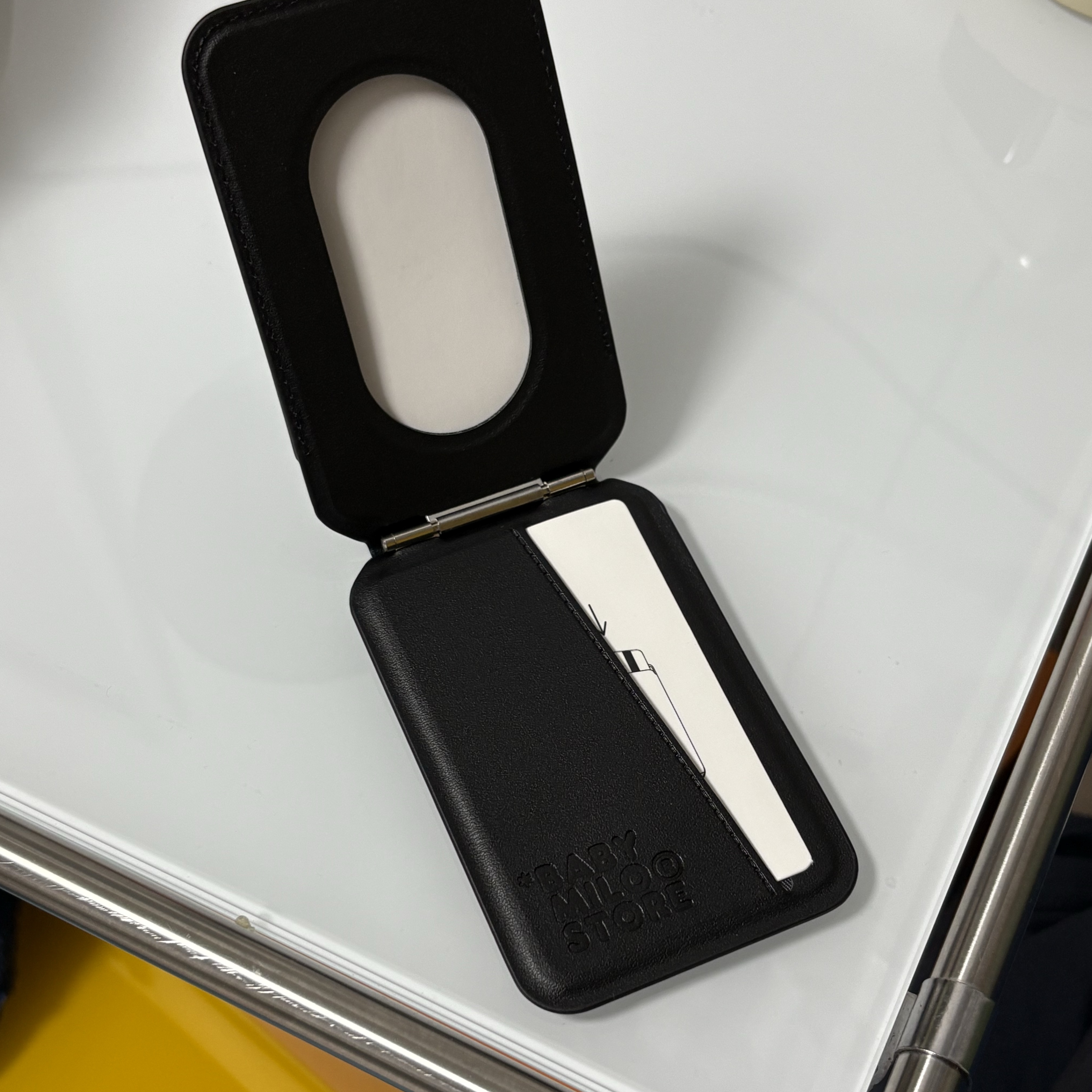 BAPE Baby Milo MagSafe Card Holder Black 착용 스타일 - 2