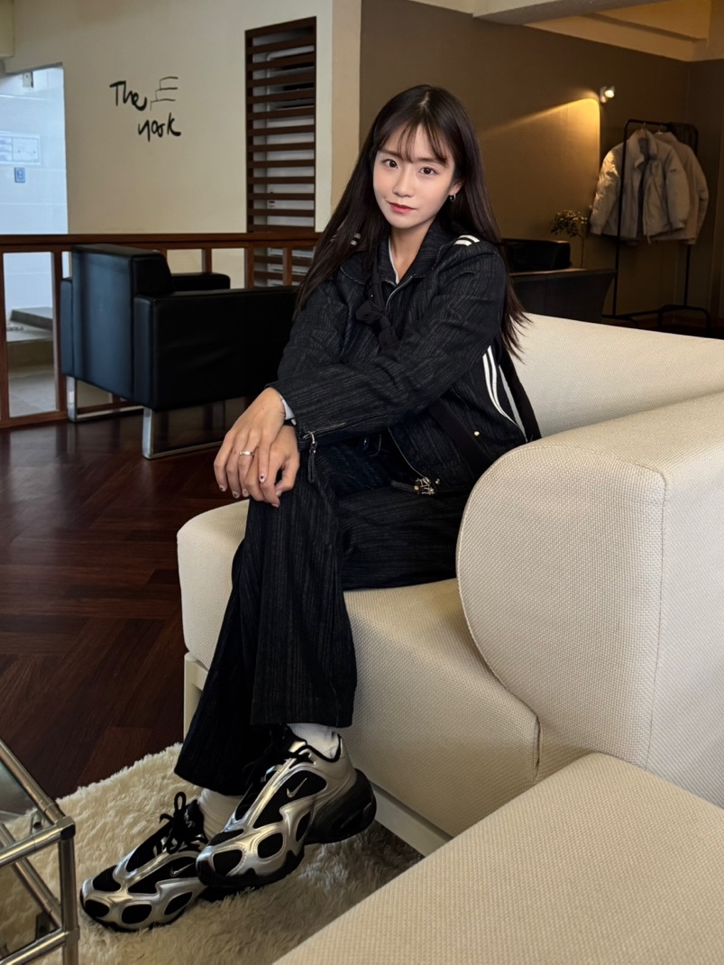 (W) Nike Air Max Muse Black and Metallic Silver, Bottega Veneta Mini Padded Tech Cassette Black 착용 스타일 - 1