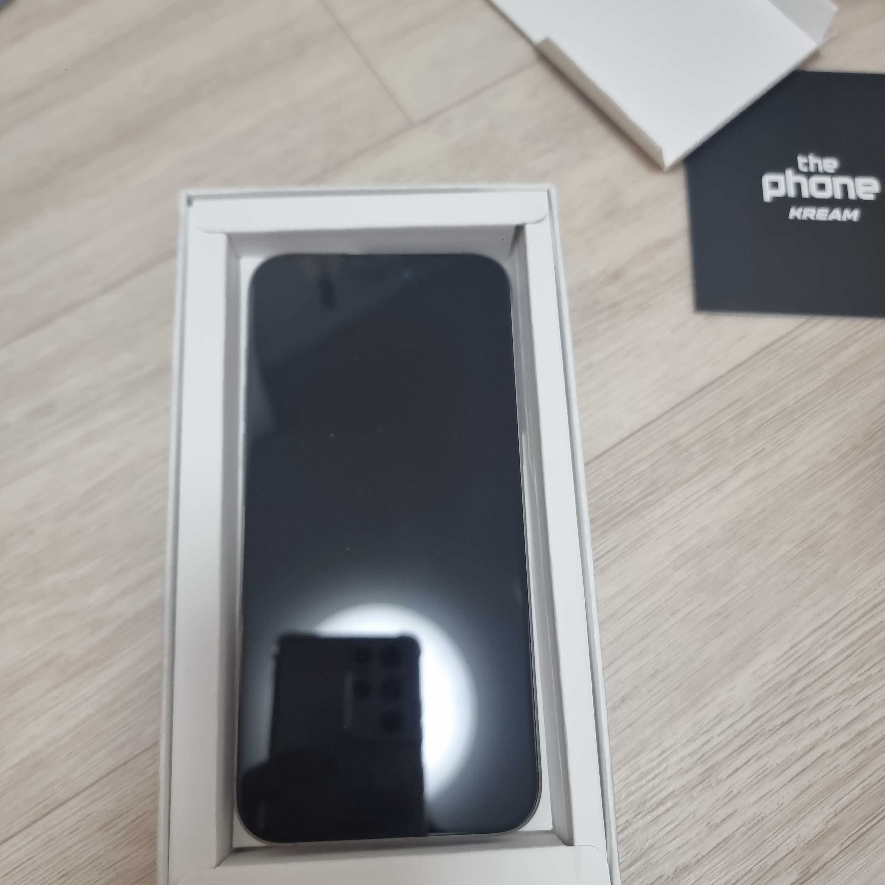 [S등급] Refurbished iPhone 15 Pro Max 256GB Natural Titanium 착용 스타일 - 3