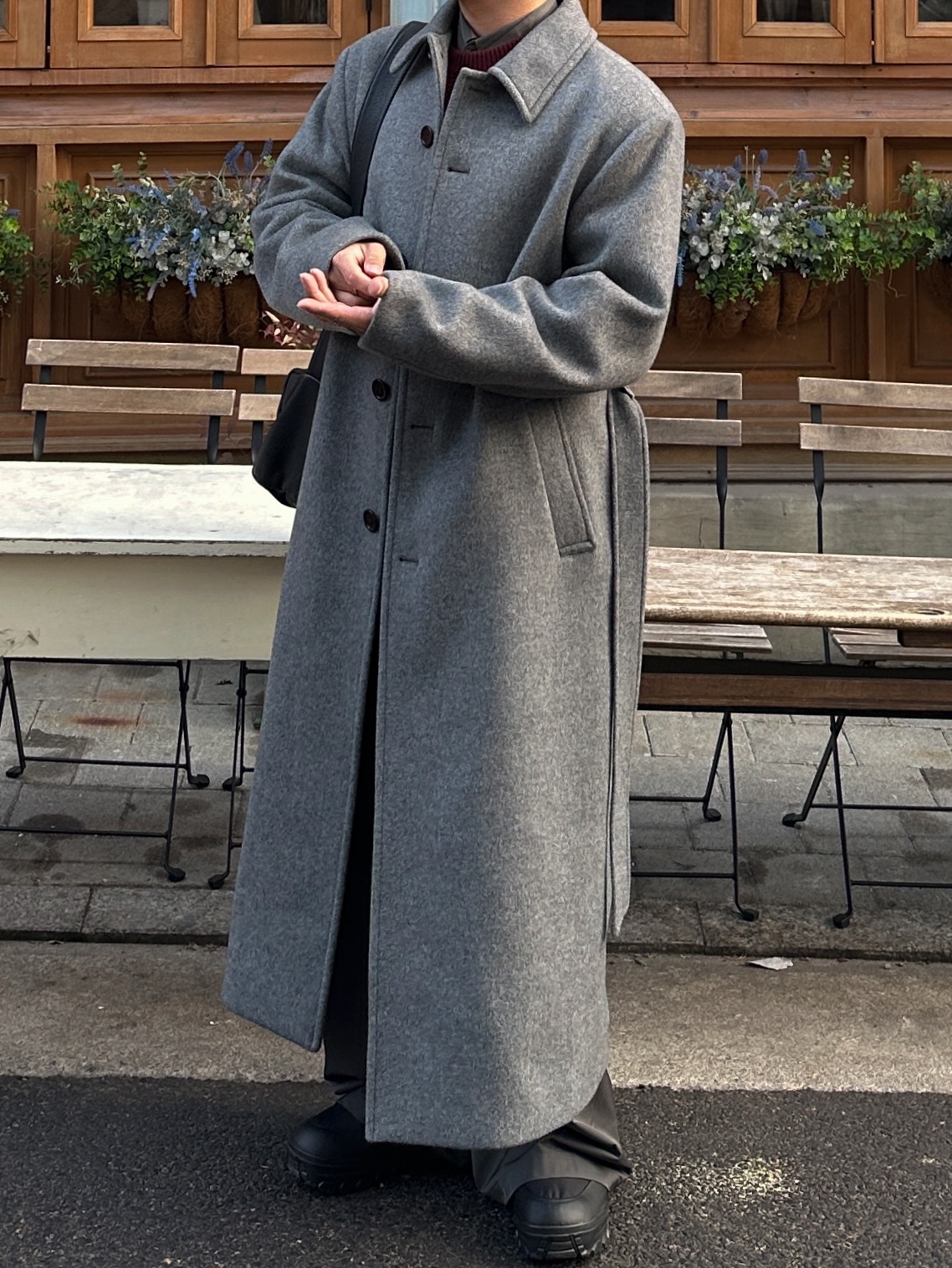 Amomento Mens Single Breasted Long Coat Charcoal - 24FW, Amomento Stripe Square Pocket Oversized Shirts Khaki - 24FW 착용 스타일 - 3