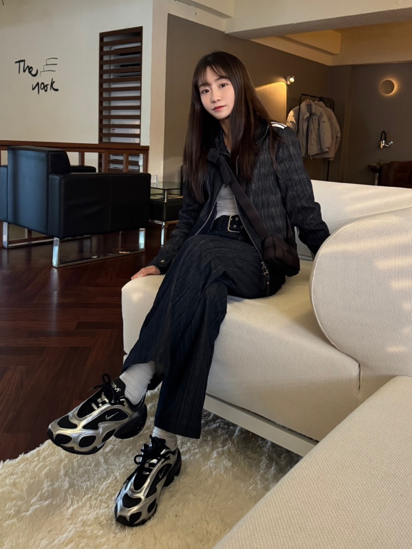 (W) Nike Air Max Muse Black and Metallic Silver, Bottega Veneta Mini Padded Tech Cassette Black 착용 스타일 - 2