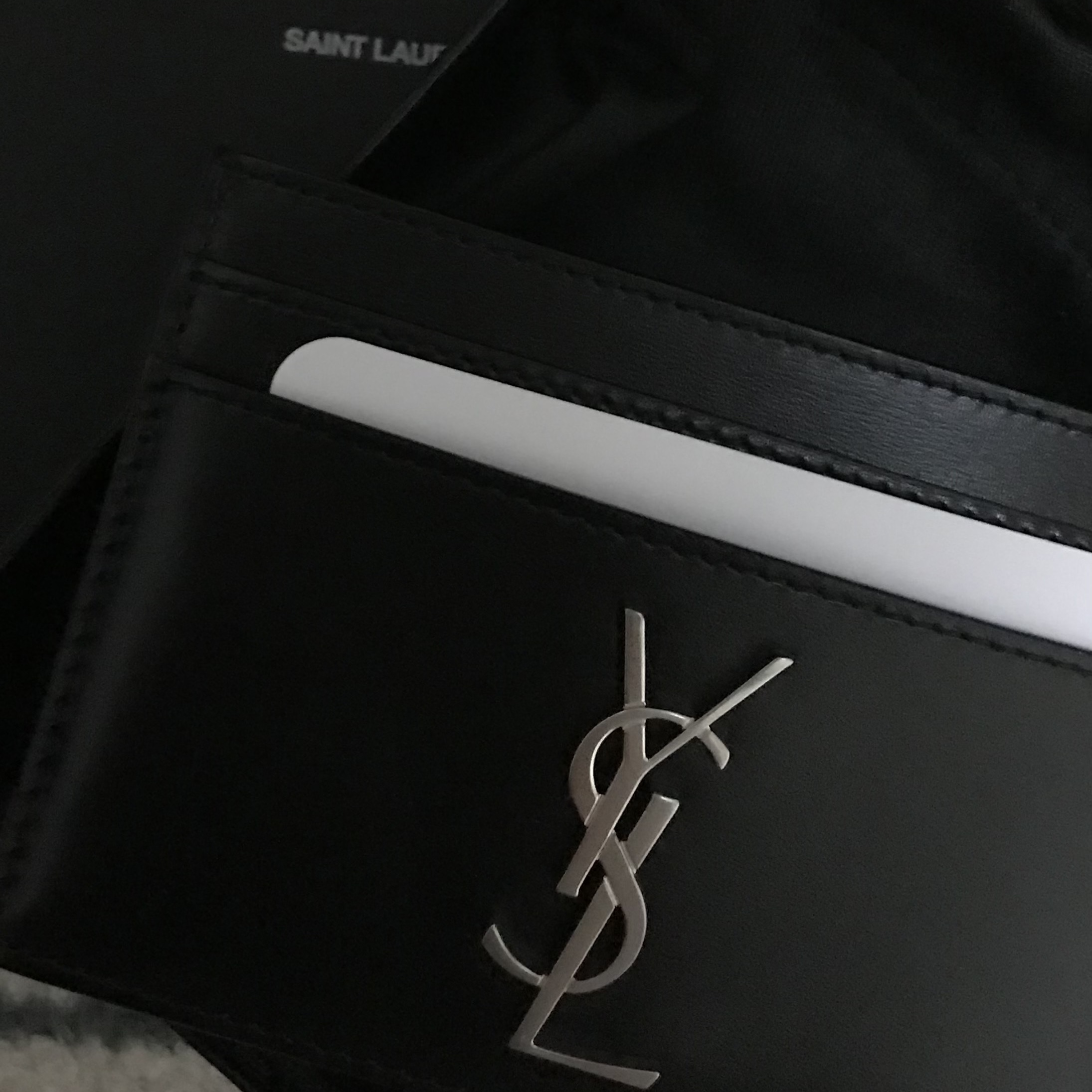 Saint Laurent Monogram Card Case in Smooth Leather Black 착용 스타일